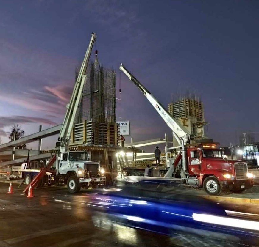 Grúas industriales tipo titan colocando concreto Hidraulico