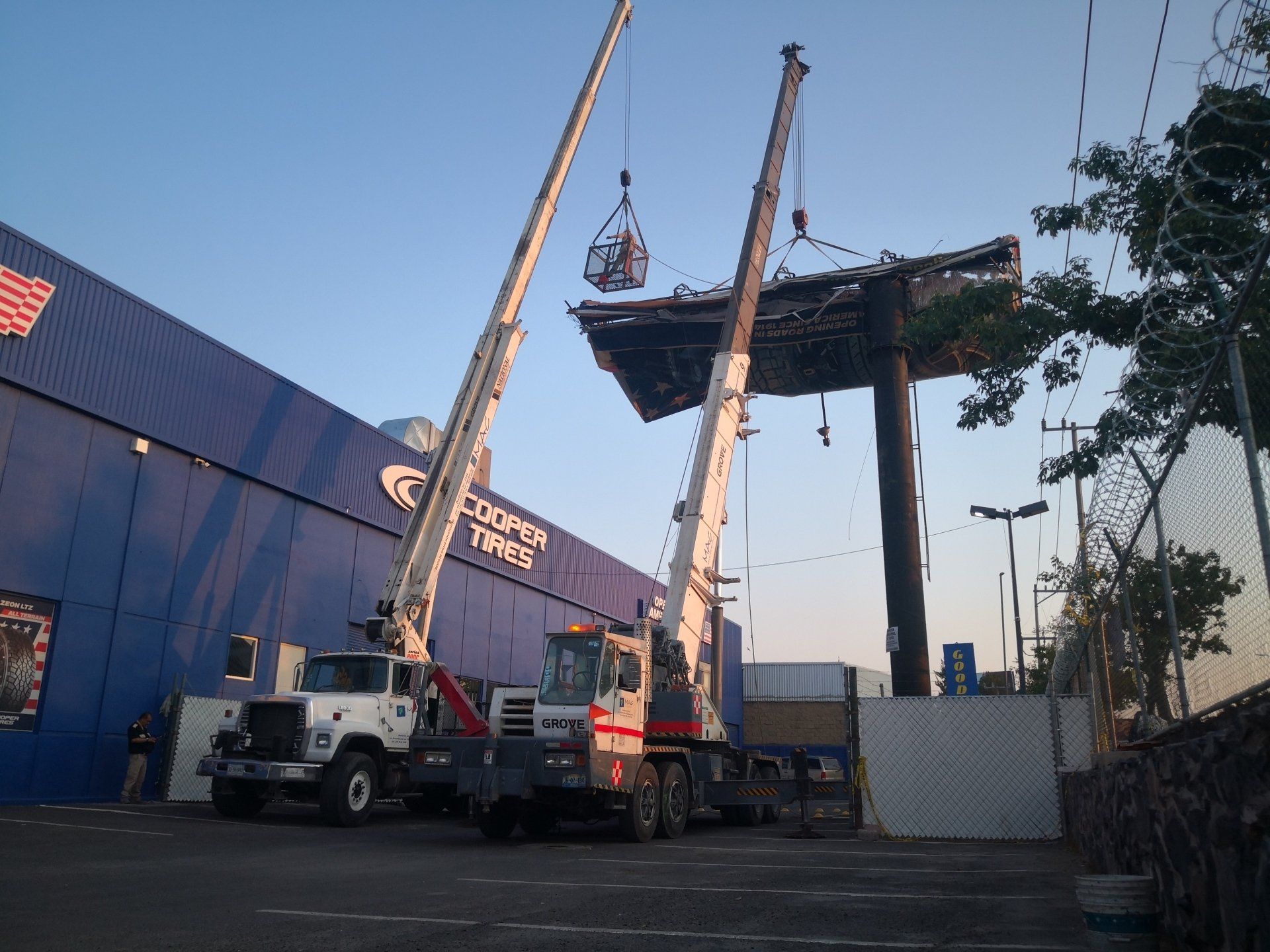 Señalización de advertencia en zona de operación de grúas.