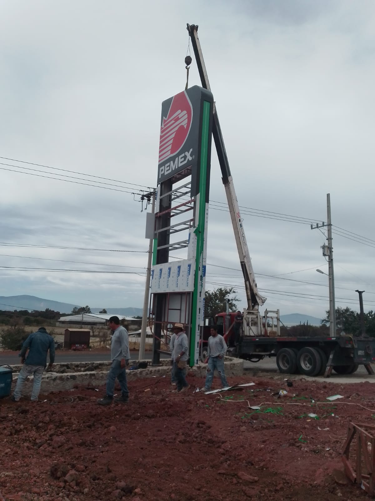 Grúas Montando Anuncios Carreteros