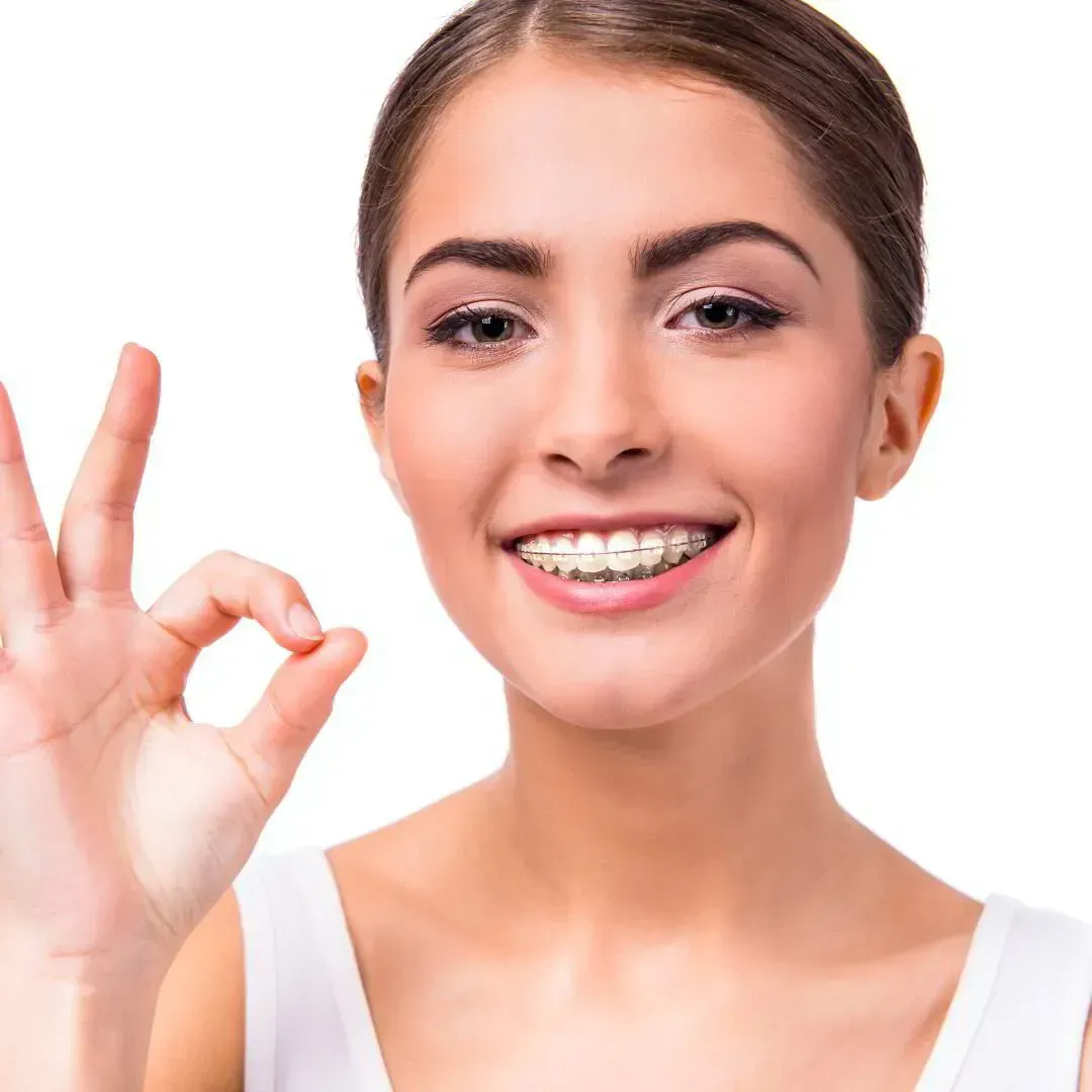 Mujer sonriente haciendo el gesto de