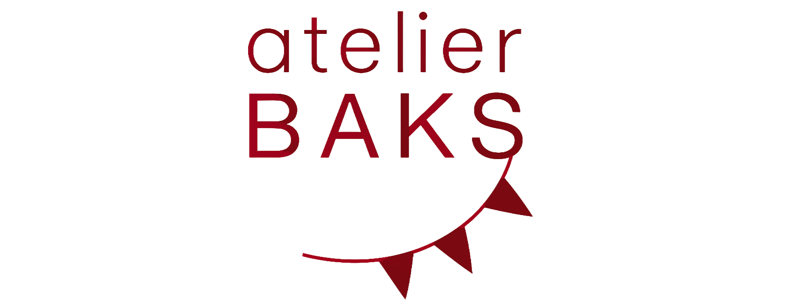 Kleurrijke, bedrukte stoffen slingers gemaakt van de kleding van geliefden en familie, opgehangen tegen een witte achtergrond