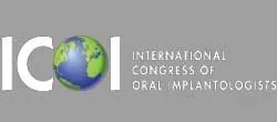 Le logo du Congrès international des implantologistes oraux (ICOI) présente un globe entre les lettres « I » et « O » et le texte.