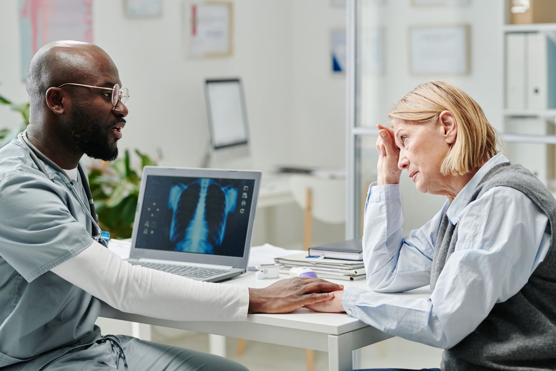Doctor and patient discuss condition