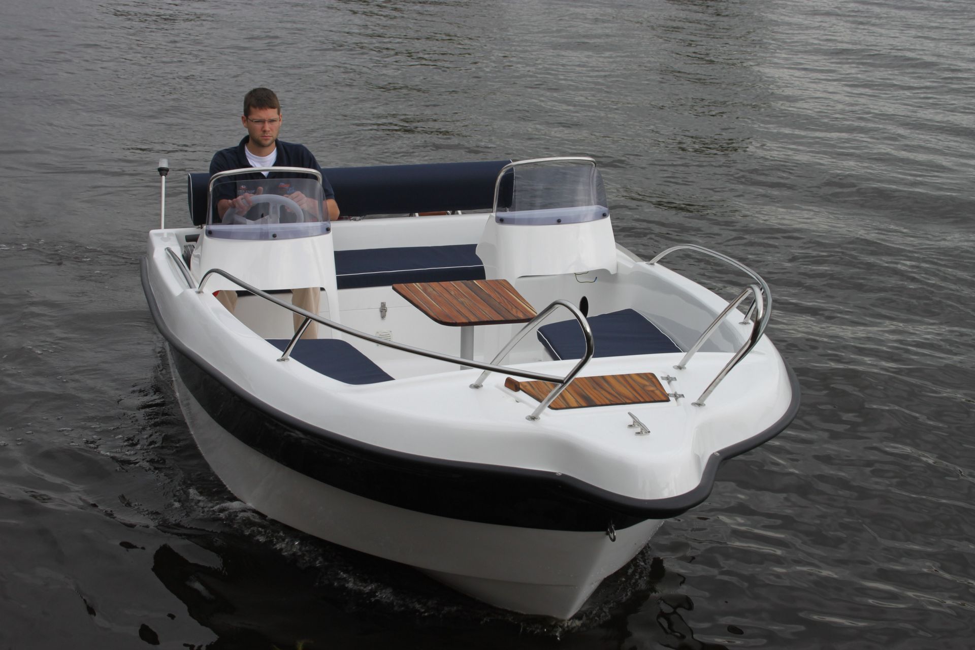 Een man bestuurt een boot in het water.