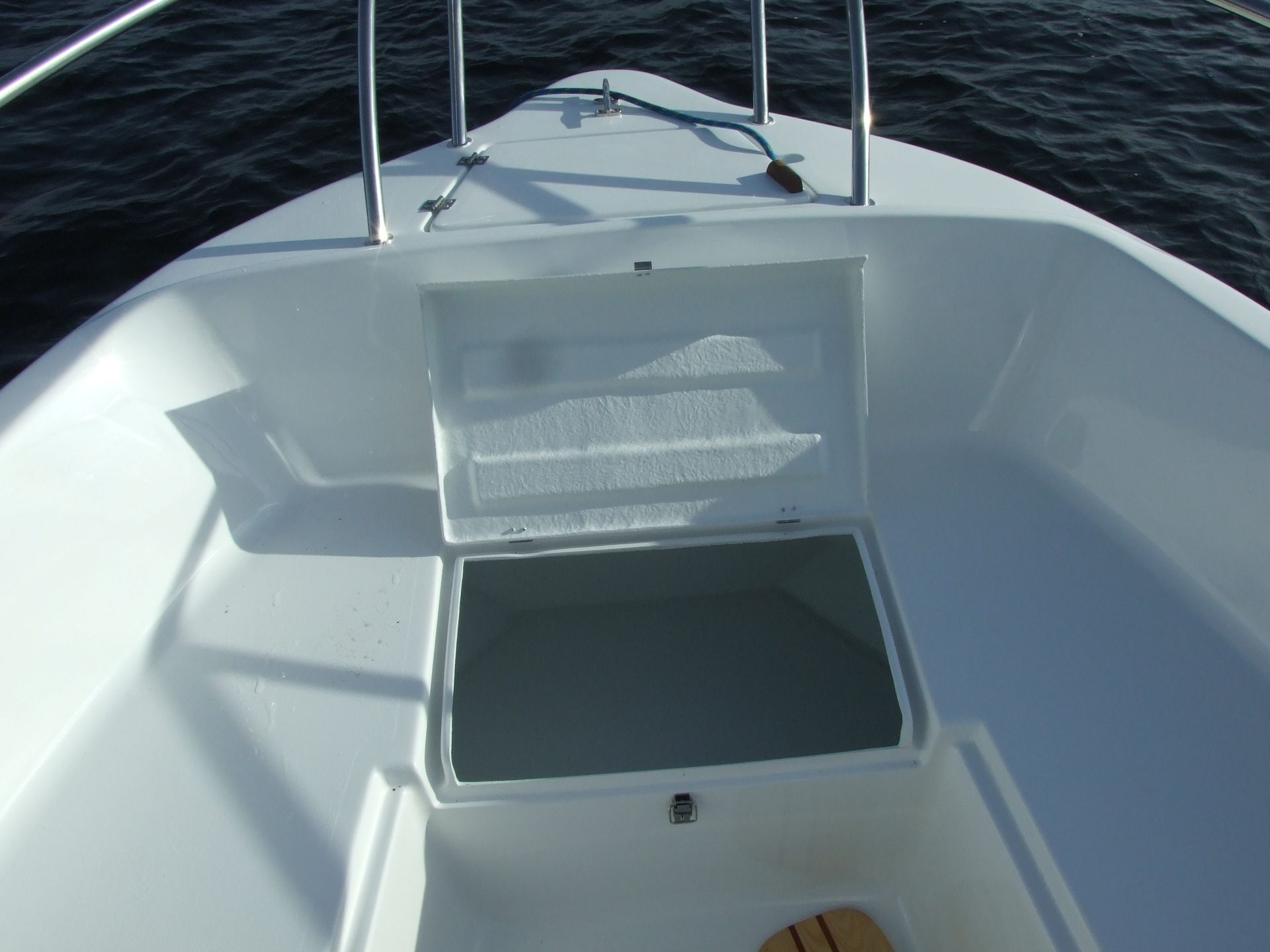 De voorkant van een witte boot met het deksel open