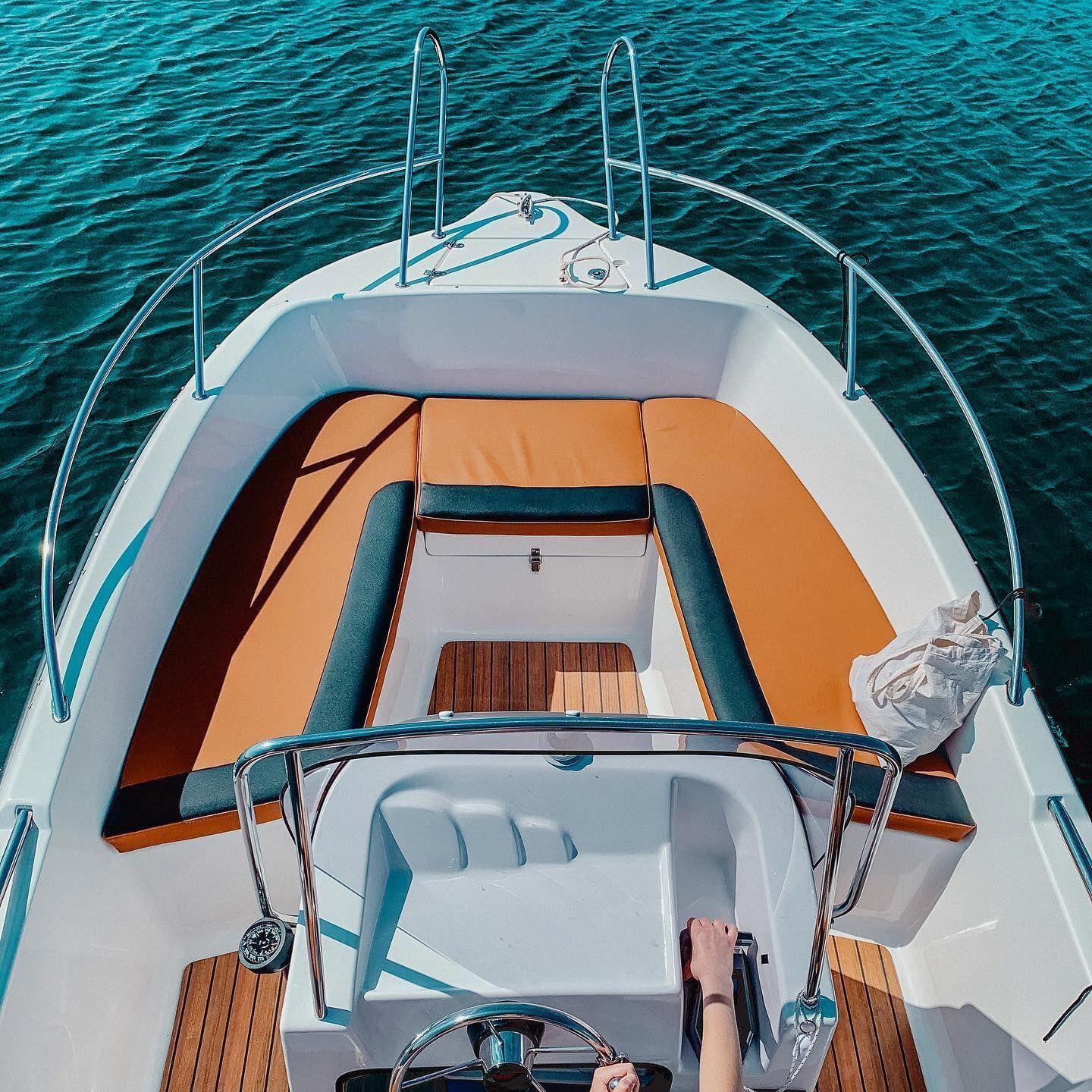 Een persoon bestuurt een boot in het water