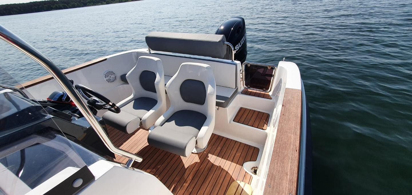 Een boot drijft op een watermassa.