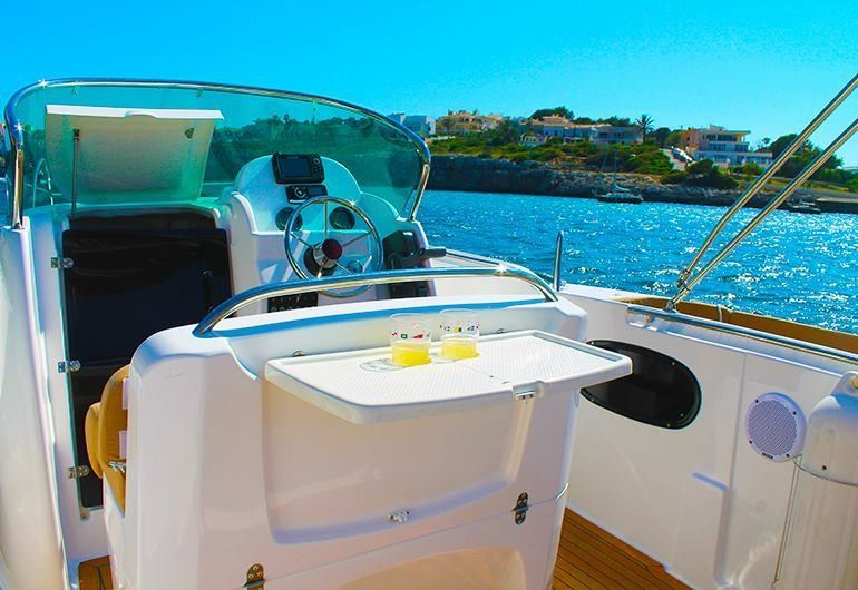 Een witte boot drijft op een watermassa.