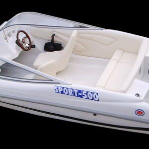 Een witte boot met het woord sport 500 op de zijkant