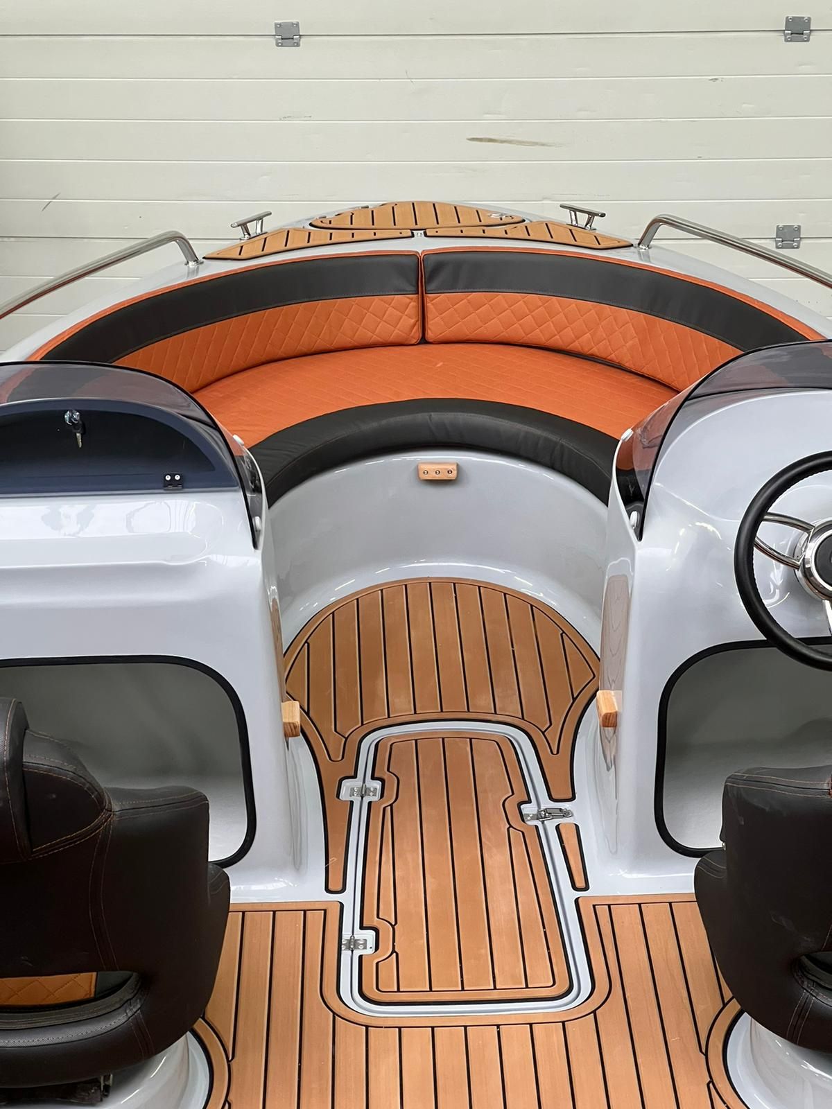 De binnenkant van een boot met een houten dek