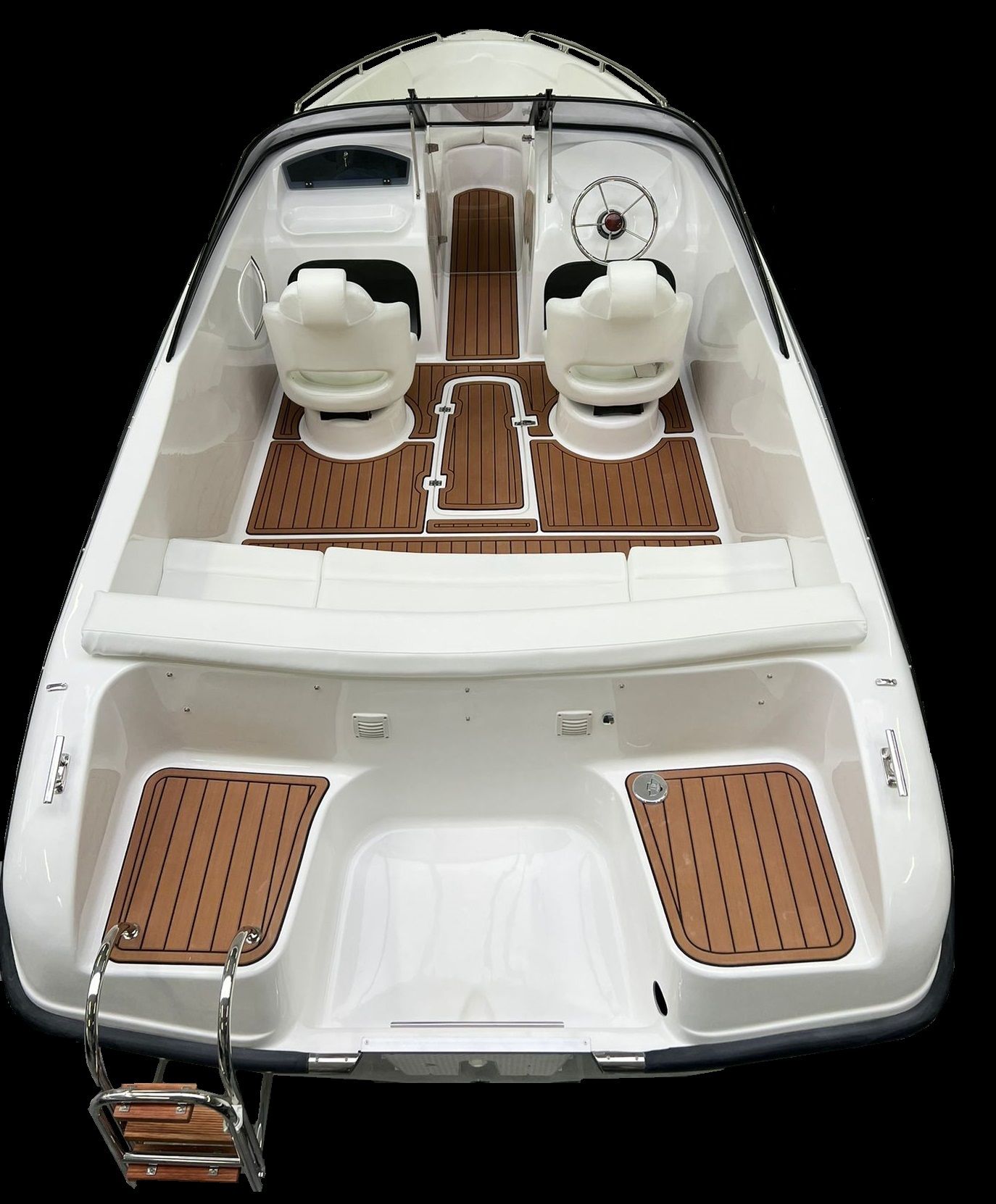 Een witte boot met een houten dek en stoelen