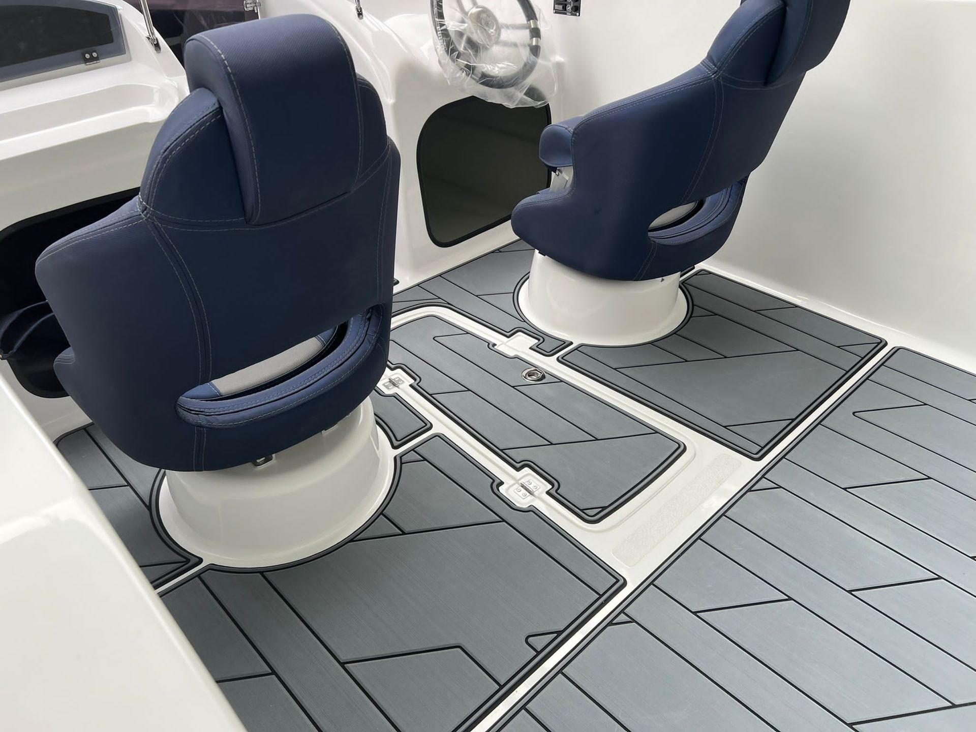 Een boot met twee stoelen en een stuurwiel