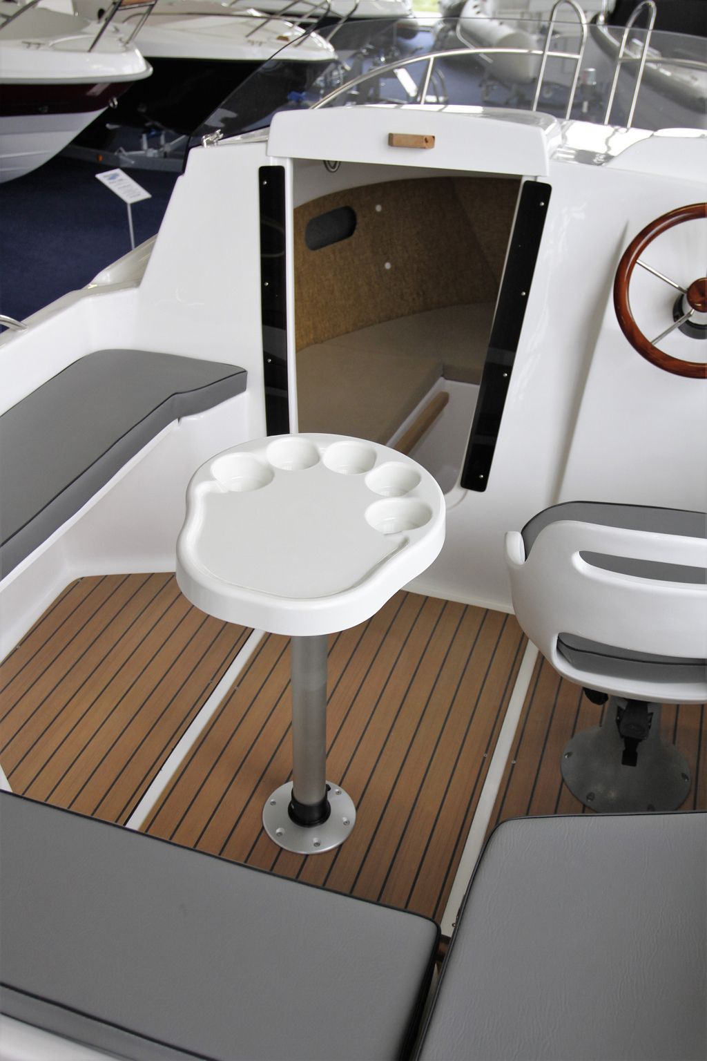 Een boot met een tafel en een stuurwiel