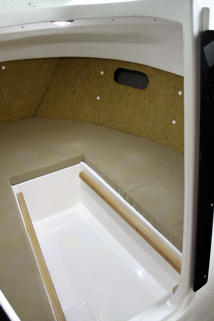 De binnenkant van een boot met een bed en een raam