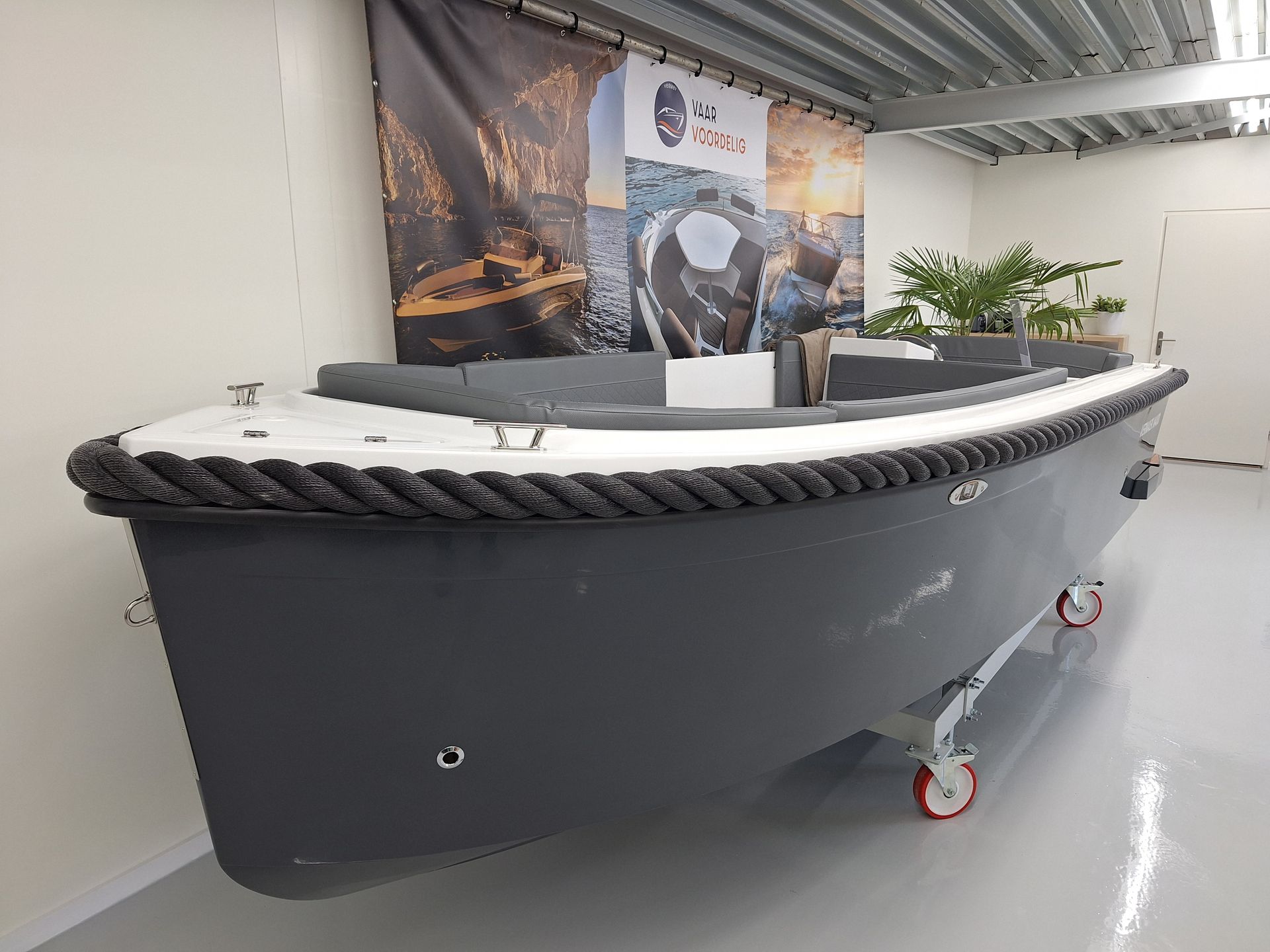 Een boot staat op wielen in een kamer.