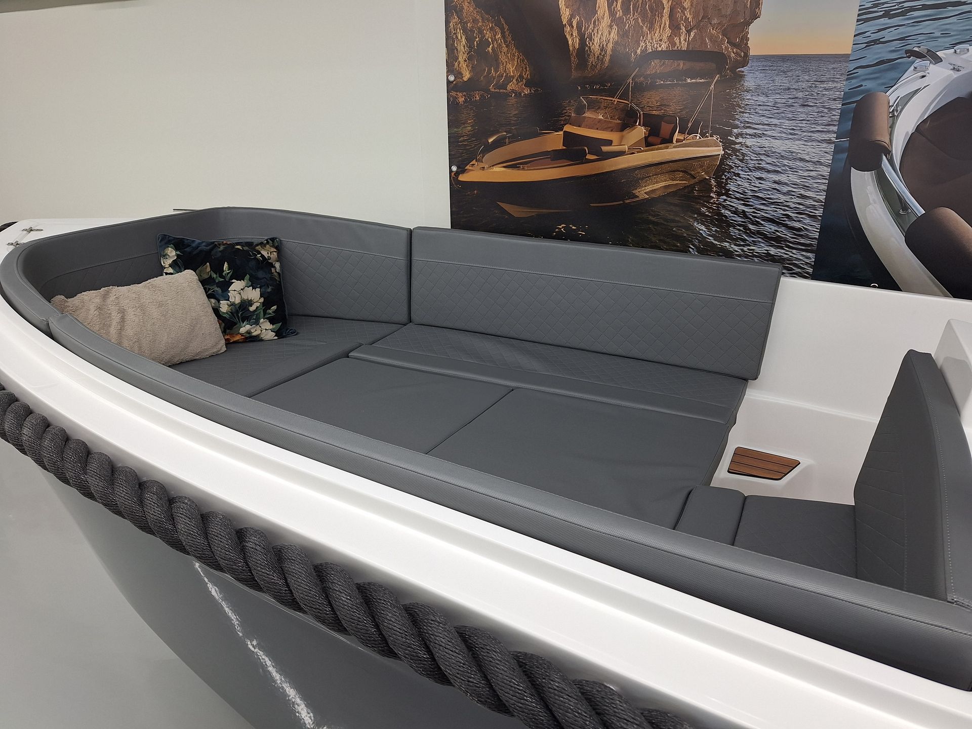 Een boot met een afbeelding van een boot aan de muur erachter