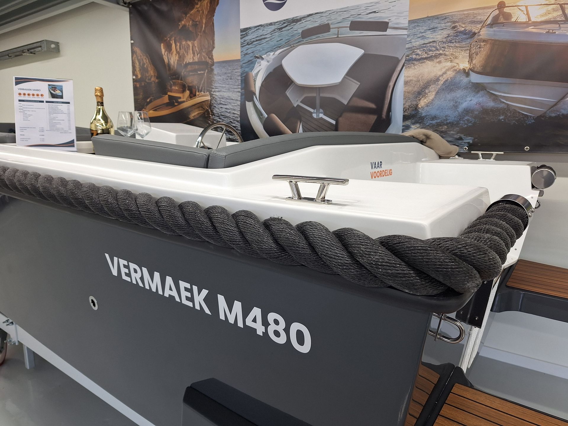 Een vermaak m480 boot staat tentoongesteld in een showroom