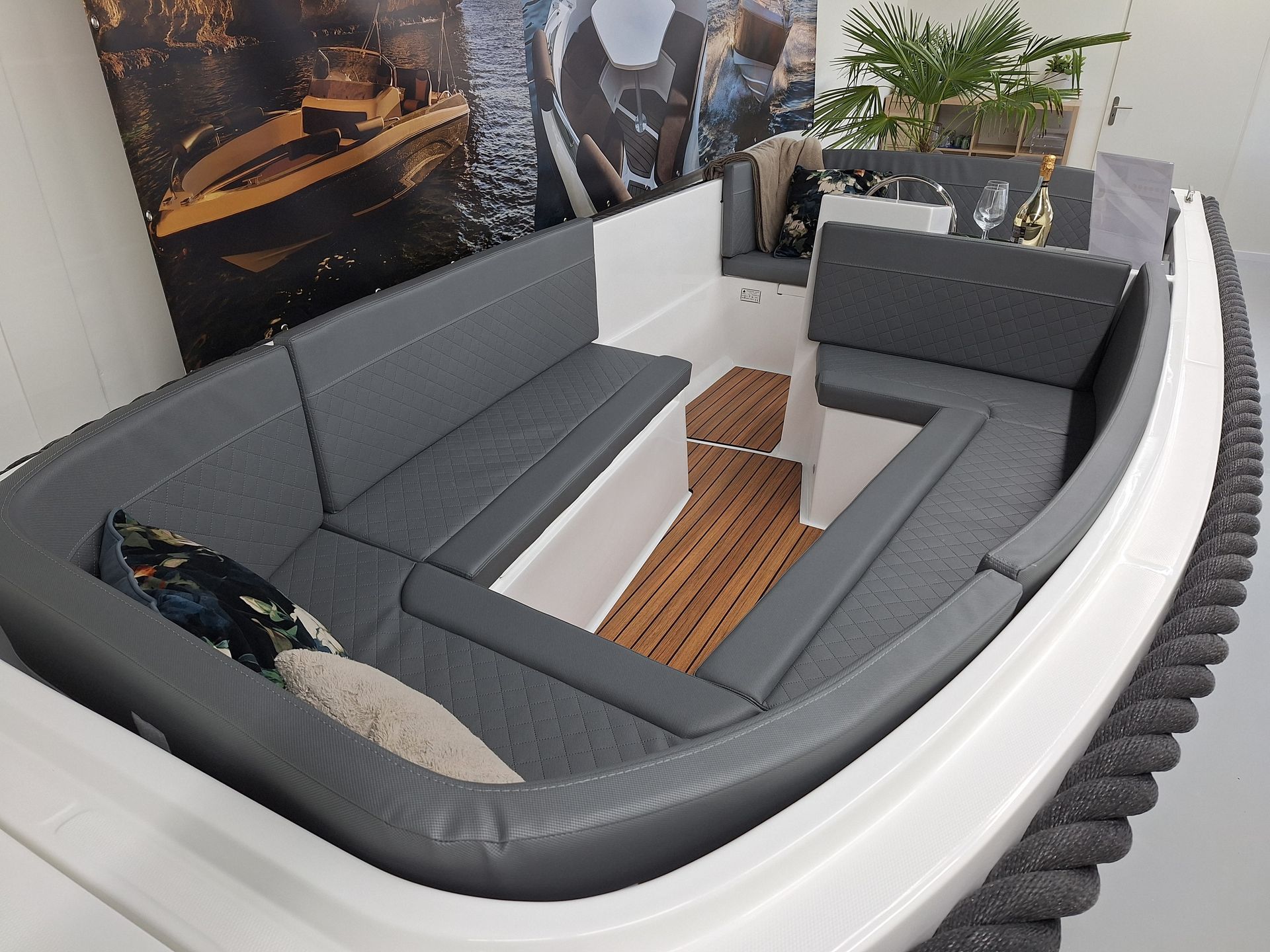 Een boot met een bank en een houten vloer