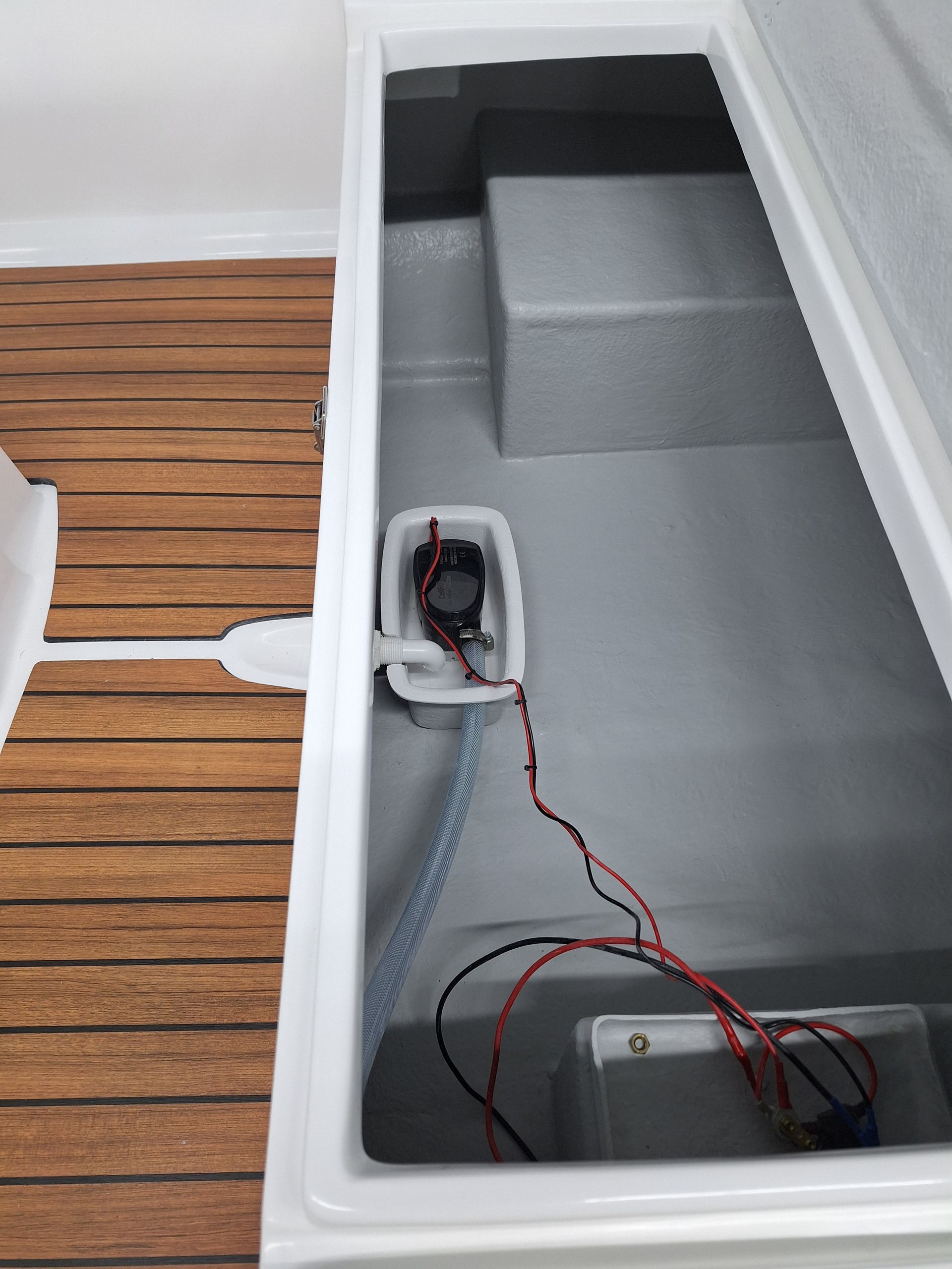 De binnenkant van een boot met draden die eruit komen