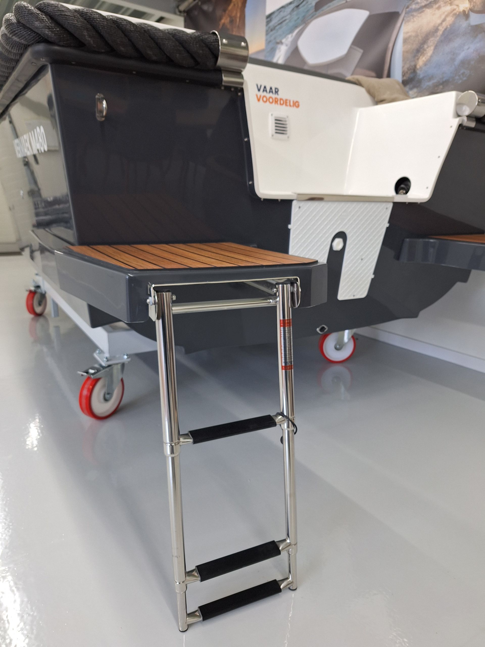 Een ladder is bevestigd aan de zijkant van een boot