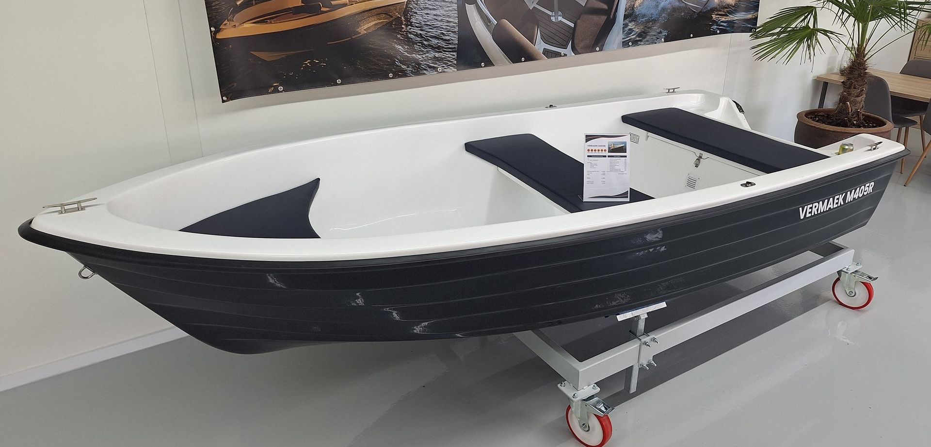 Een kleine boot staat op een kar in een kamer.