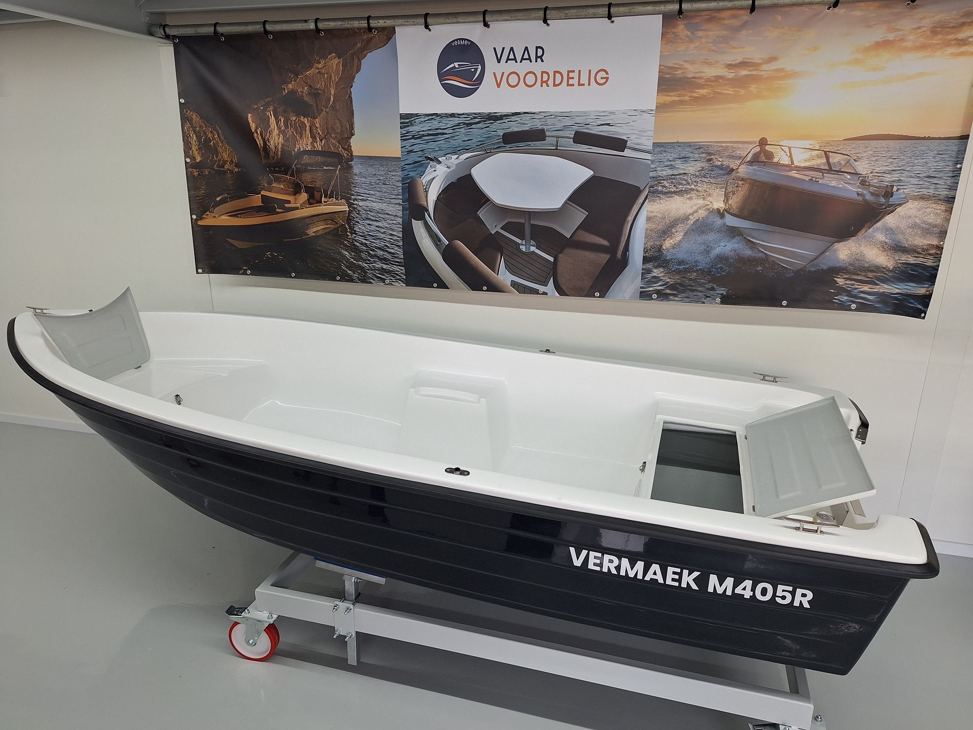 Een boot staat op een kar voor een muur met een afbeelding van boten erop.