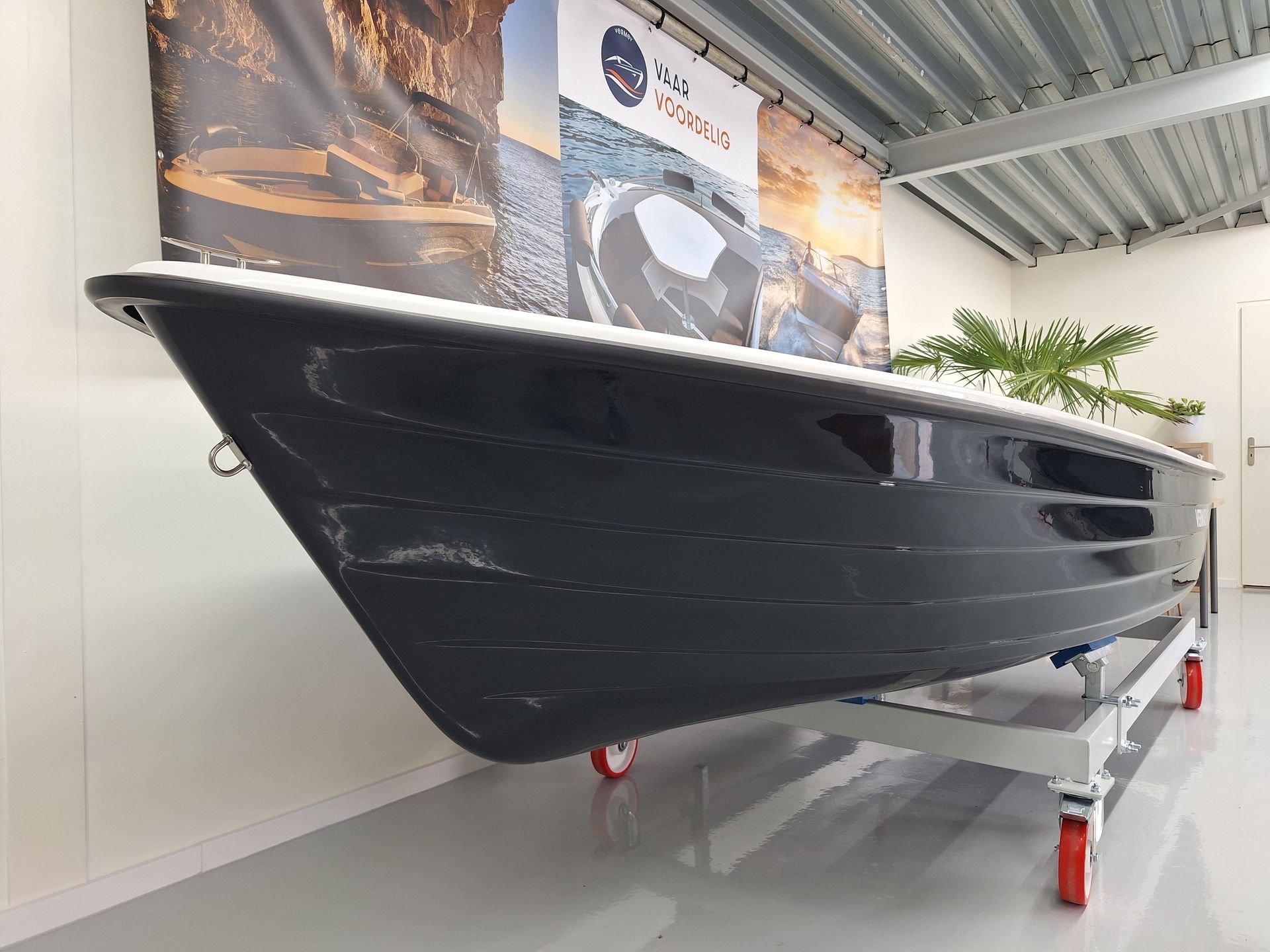 Een boot staat op een kar in een kamer.