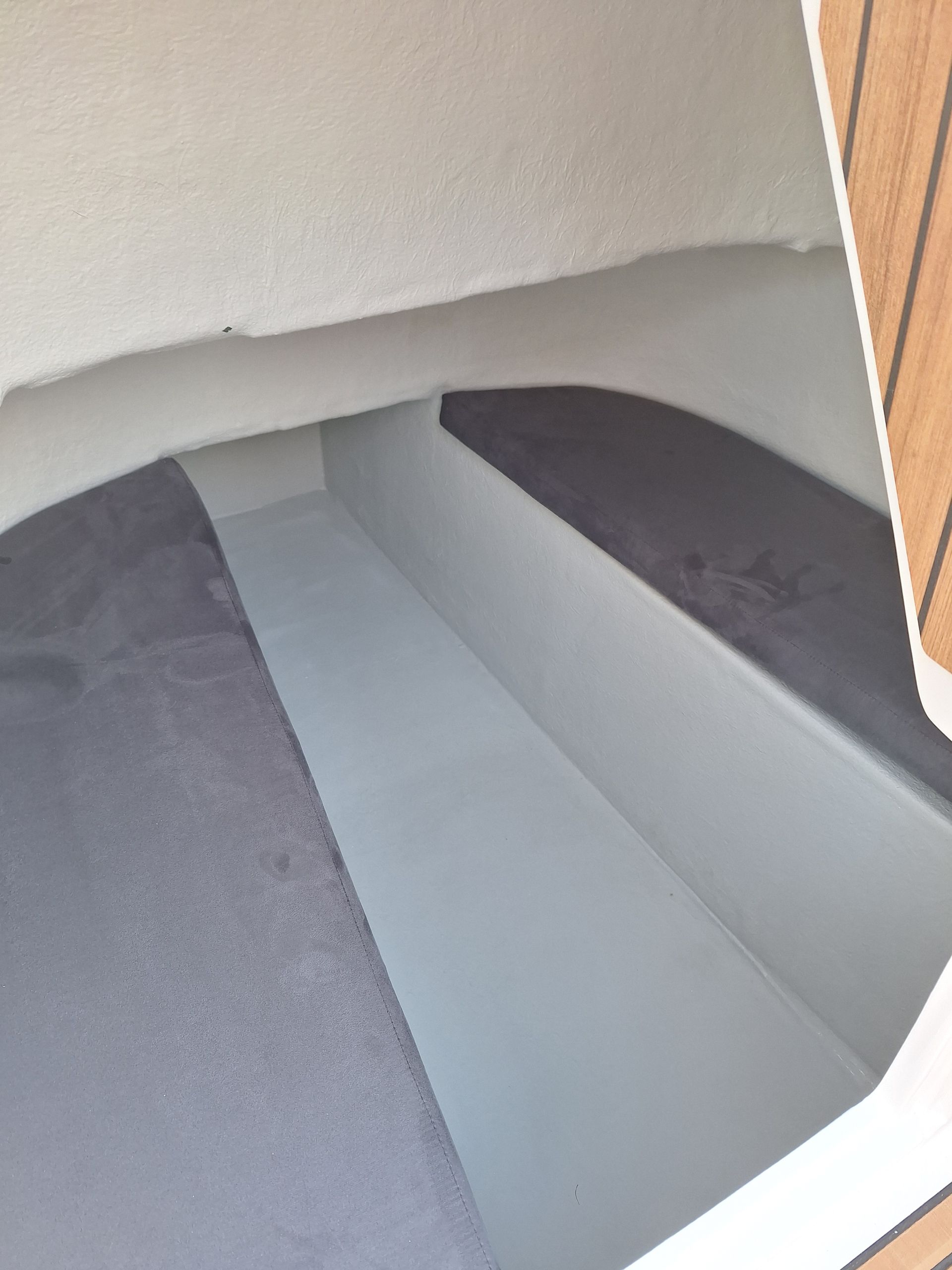 De binnenkant van een boot met een houten dek