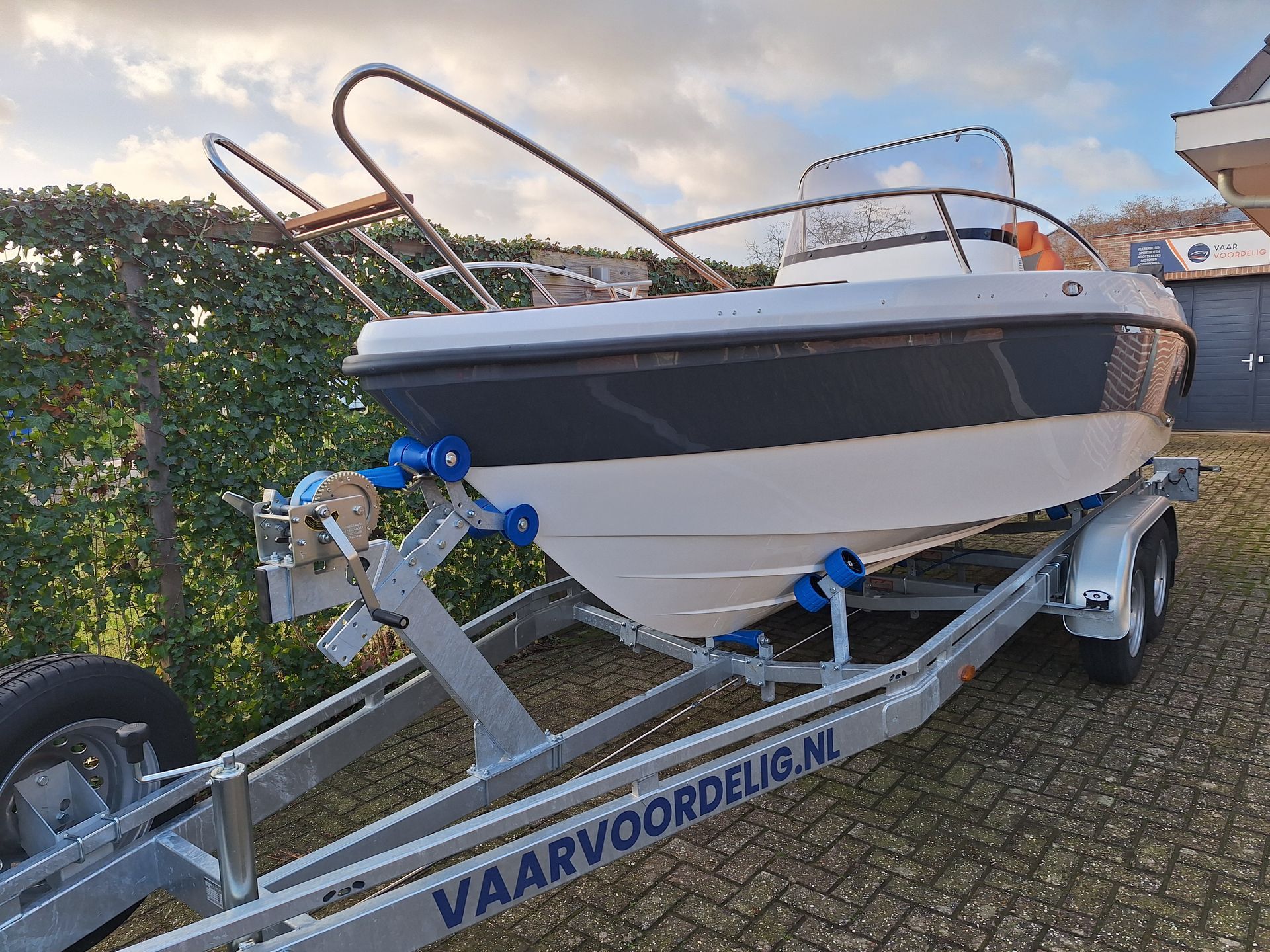 Een boot ligt op een trailer.