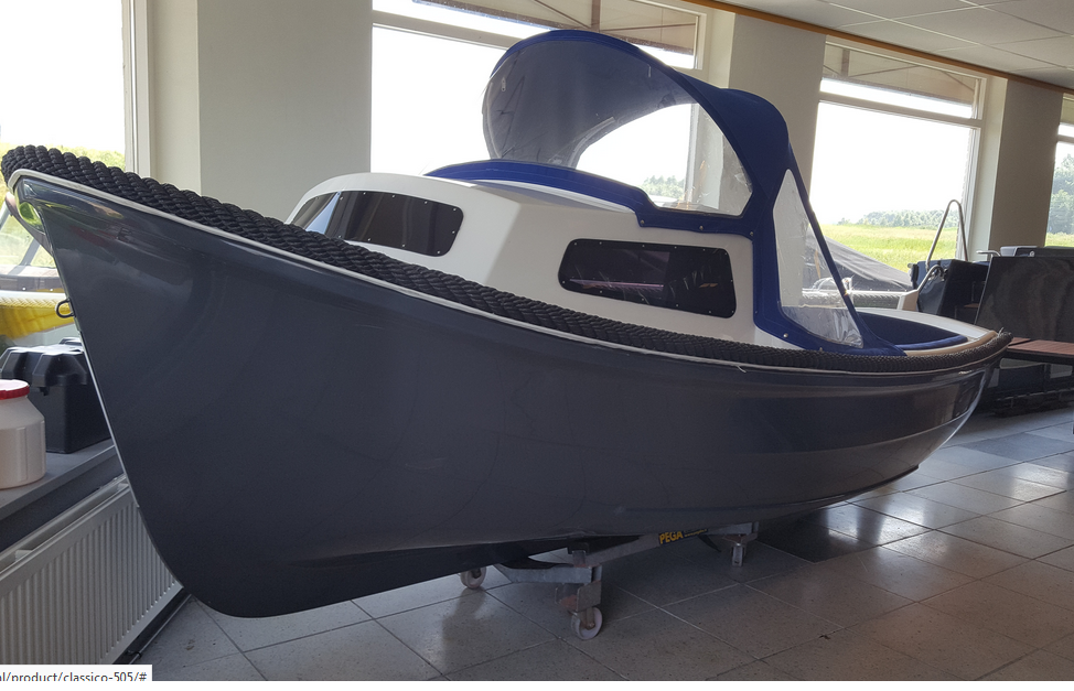Een klein bootje met een blauwe luifel ligt op de grond in een kamer.