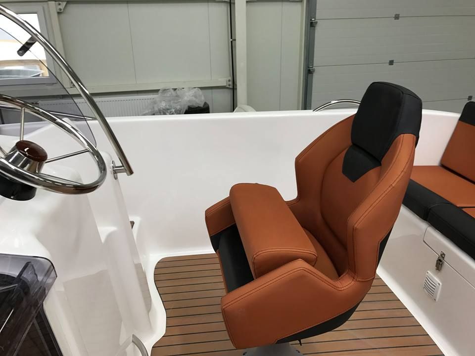 Een boot met een stoel en een stuurwiel erop