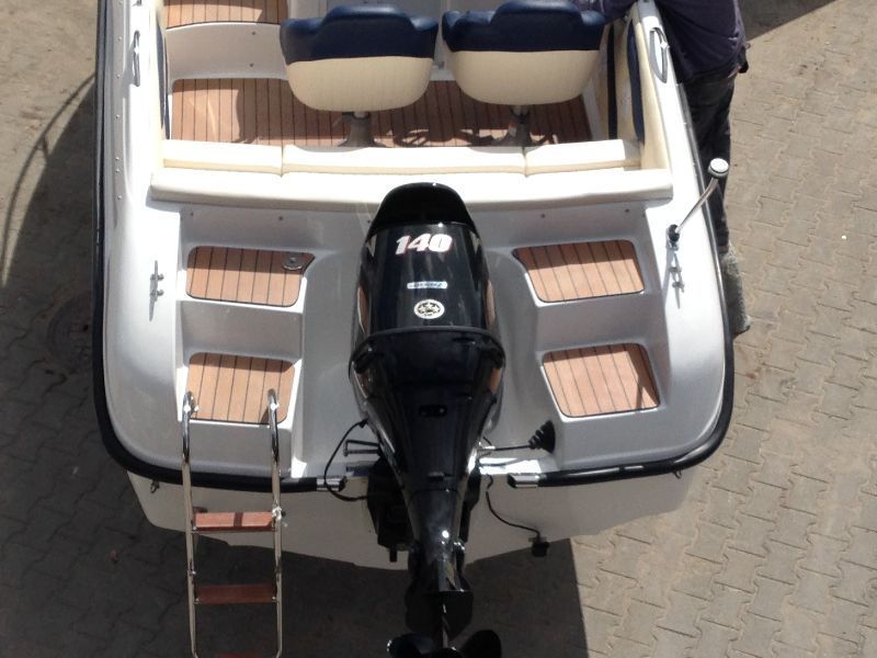 Een luchtfoto van een boot met een 140 buitenboordmotor