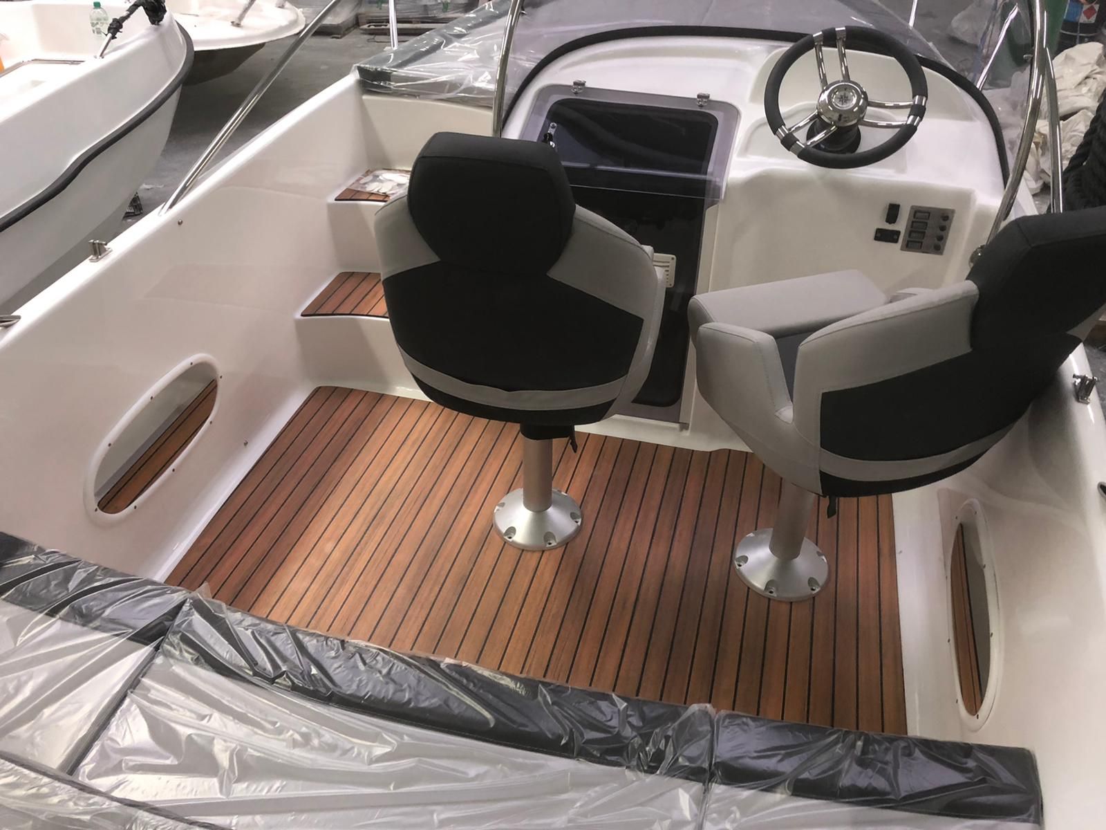 Een boot met een houten dek en twee stoelen erop