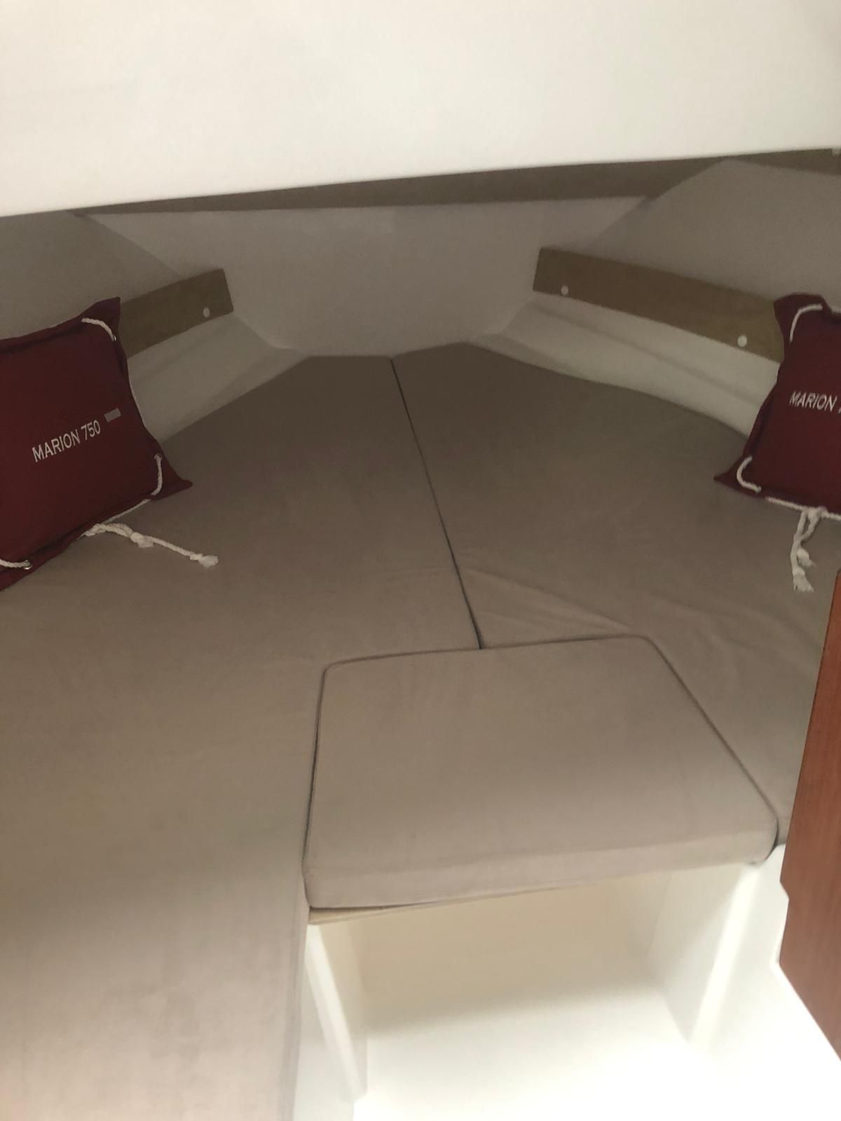 Een boot met een bed en twee kussens erop