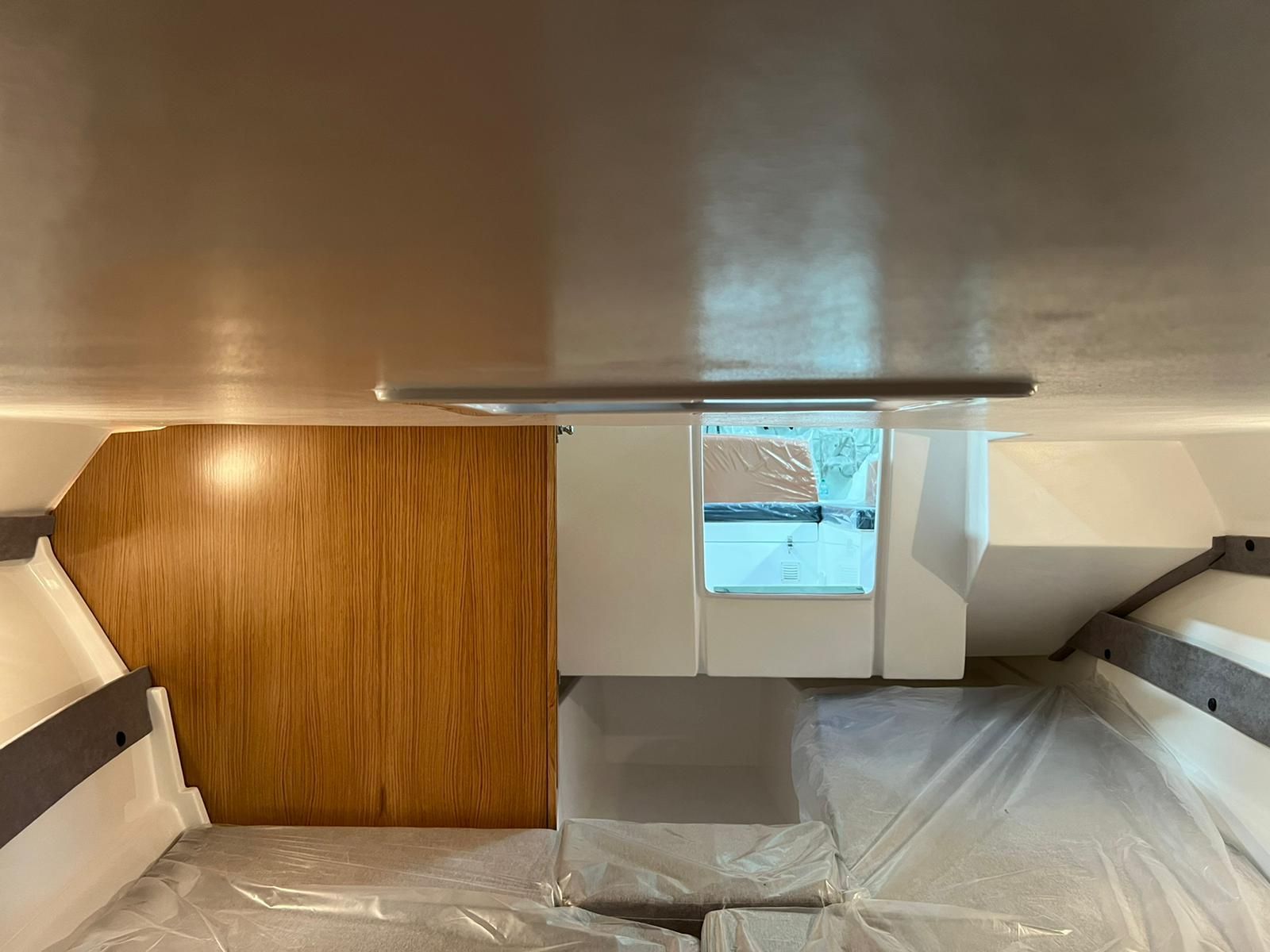 Een kamer met een plafond dat bedekt is met plastic en een raam.