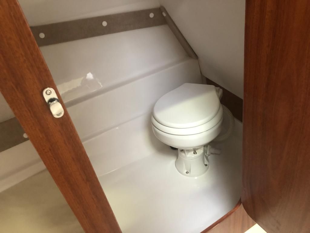 Er is een toilet in de badkamer van een boot.
