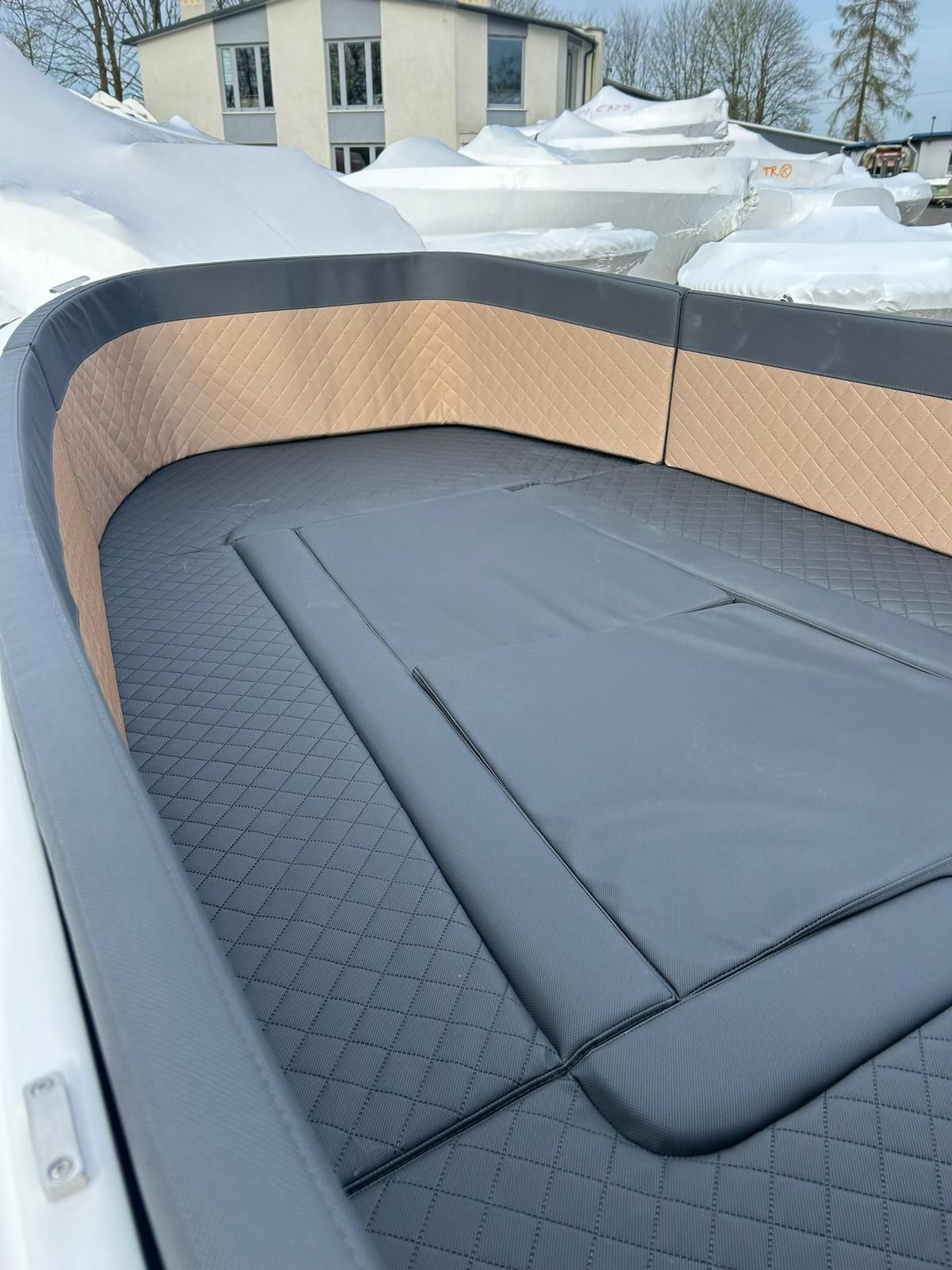 Een boot ligt in de sneeuw met een gebouw op de achtergrond