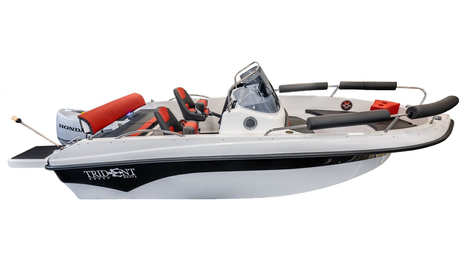 Een wit-zwarte boot met een rode stoel op een witte achtergrond.