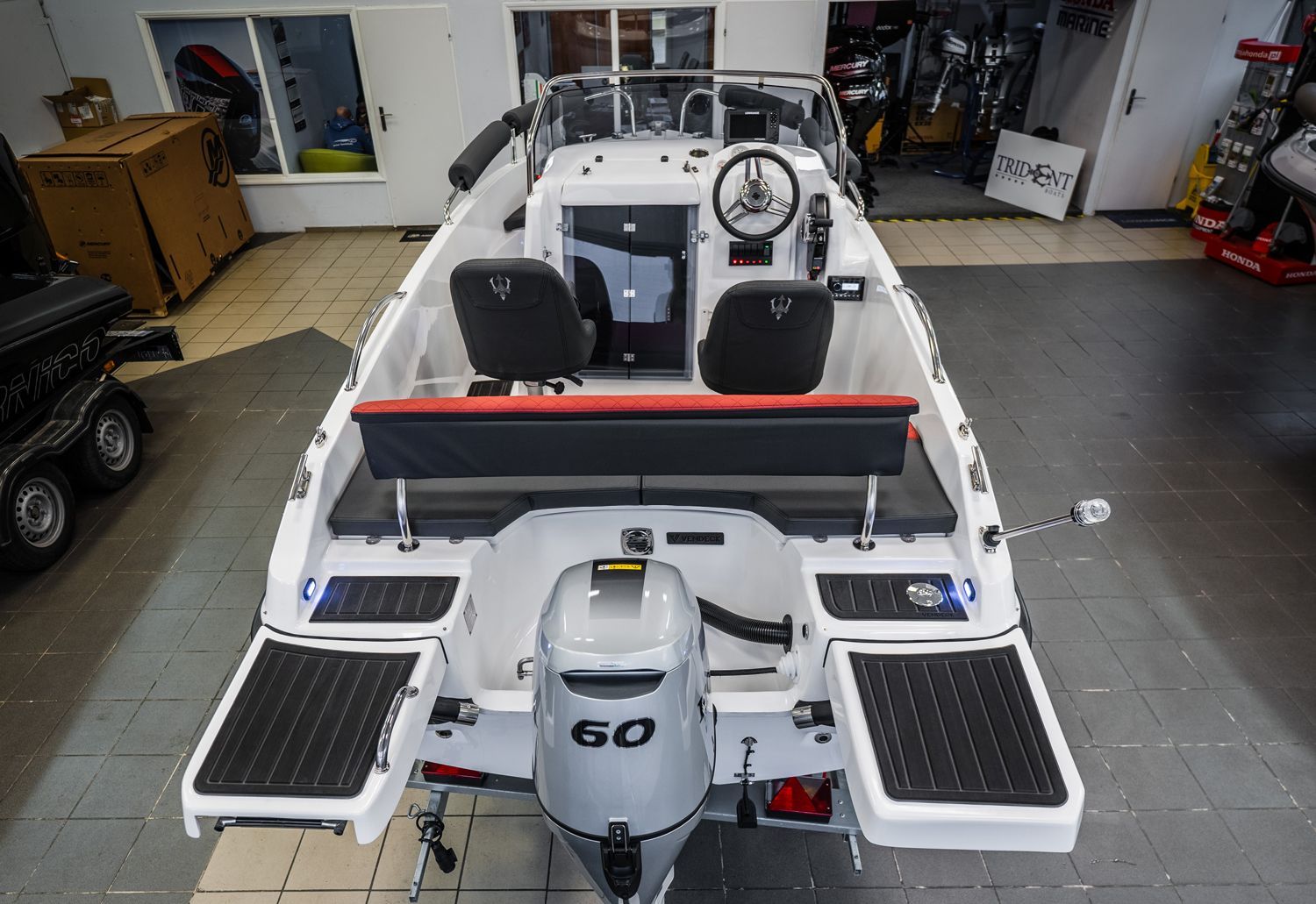 Een boot met een 60 pk motor staat in een garage.