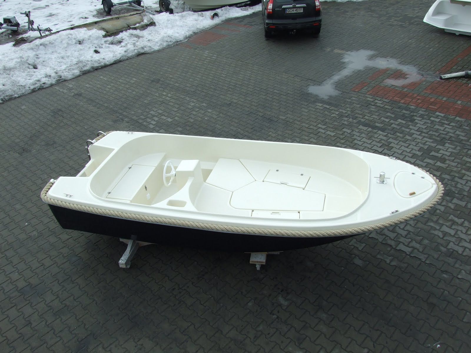 Een kleine boot ligt aan de kant van de weg
