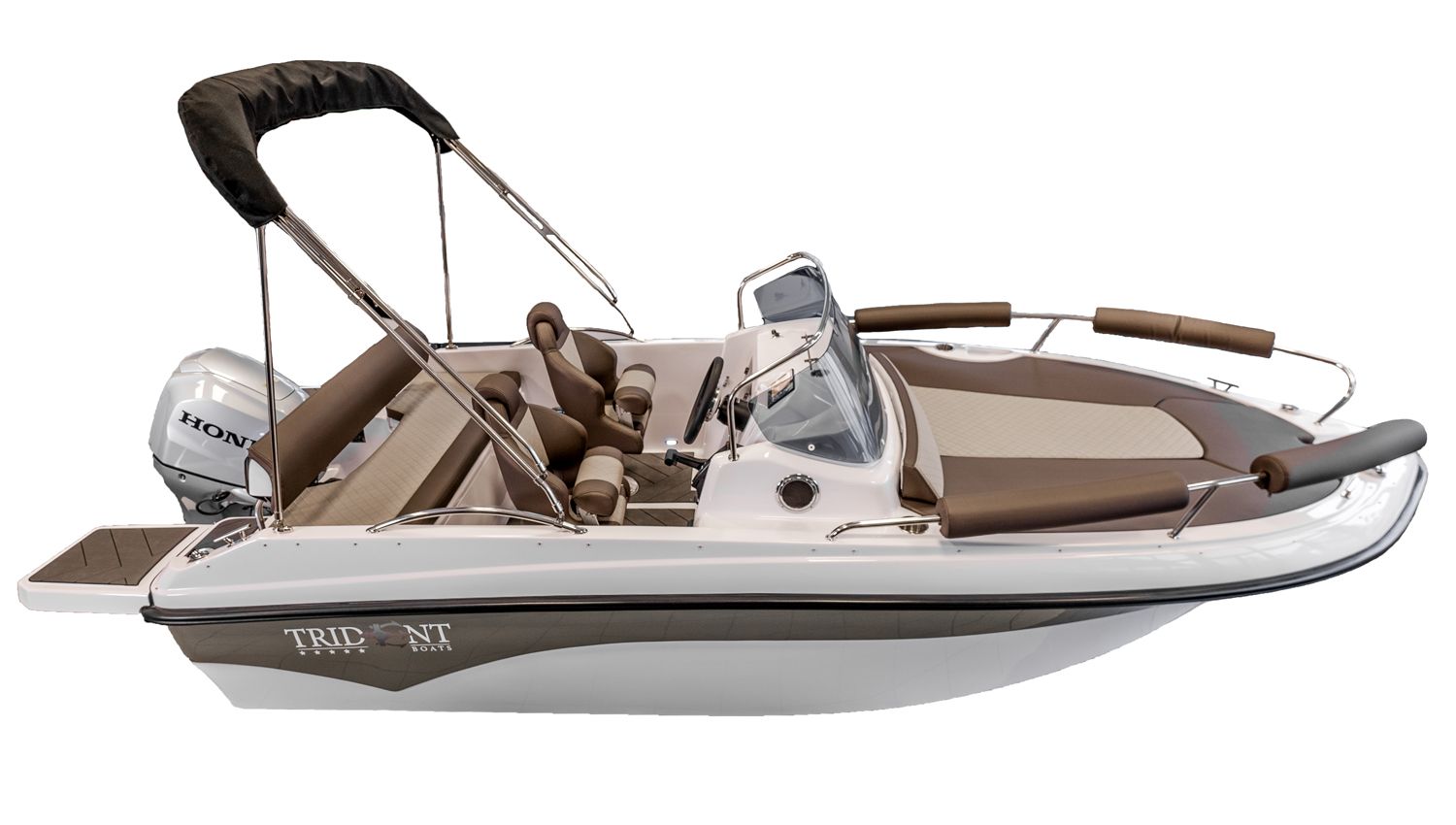 Een witte en bruine boot met een motor op een witte achtergrond.