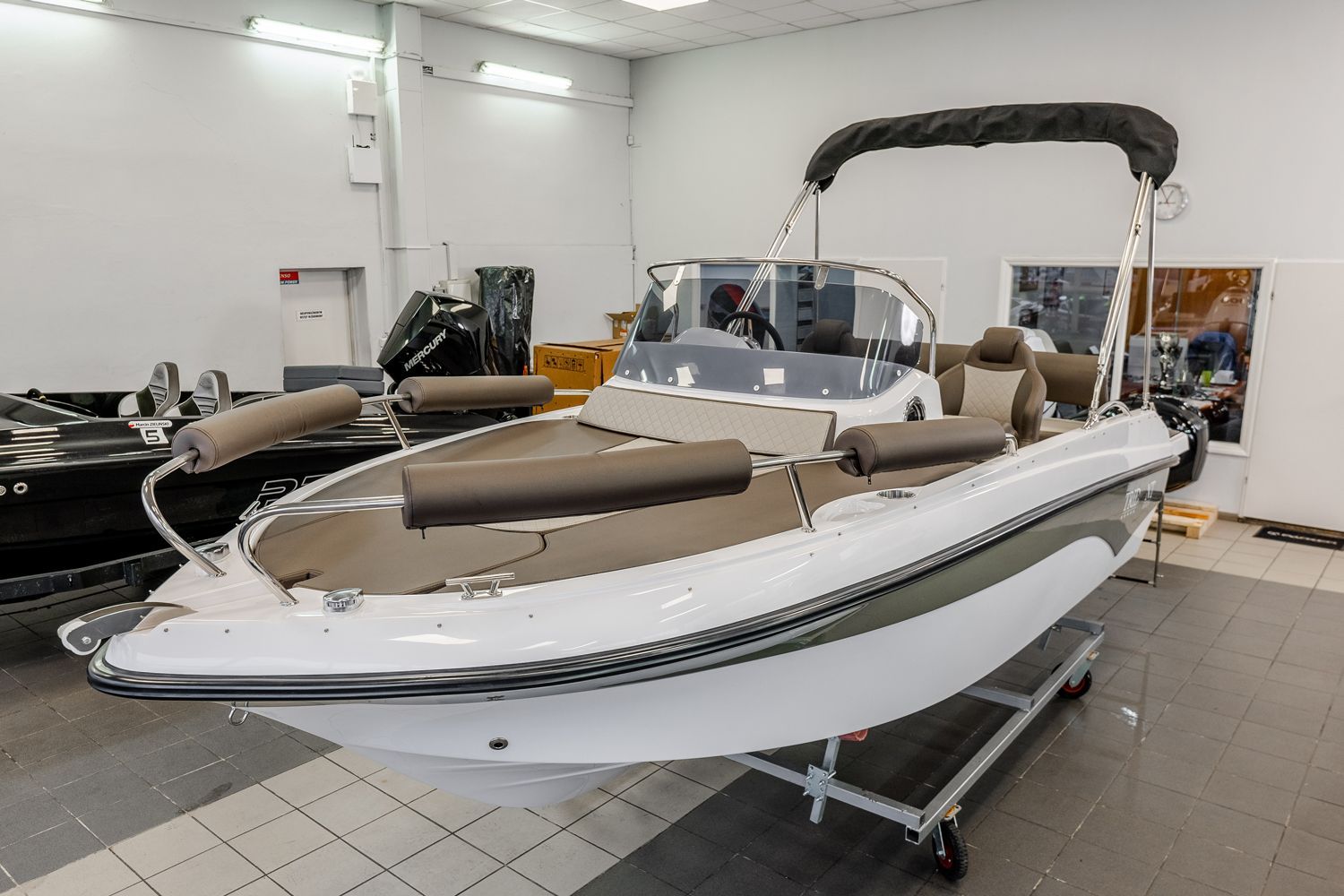 Een witte boot staat op een kar in een kamer.