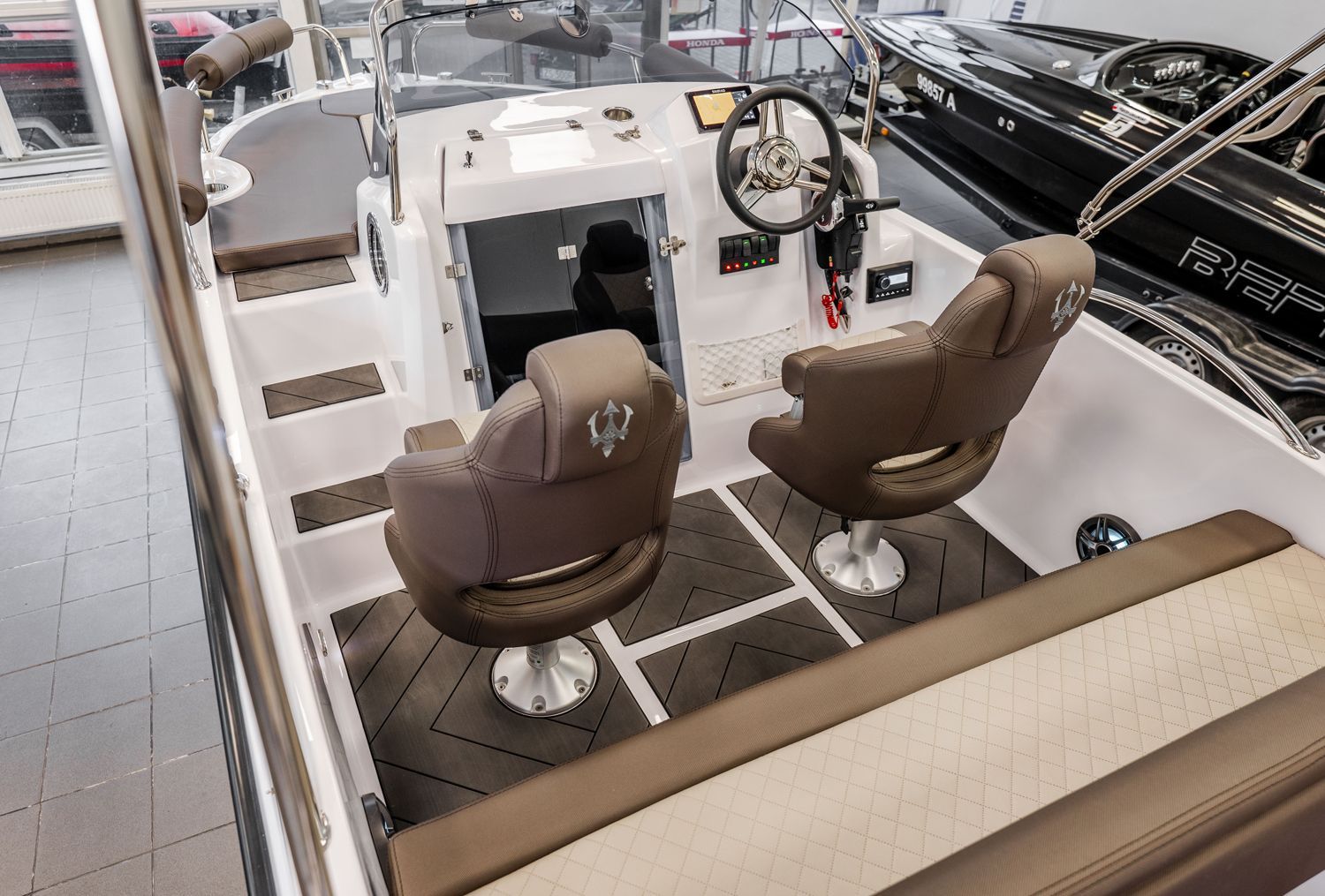 De binnenkant van een boot met twee stoelen en een stuurwiel