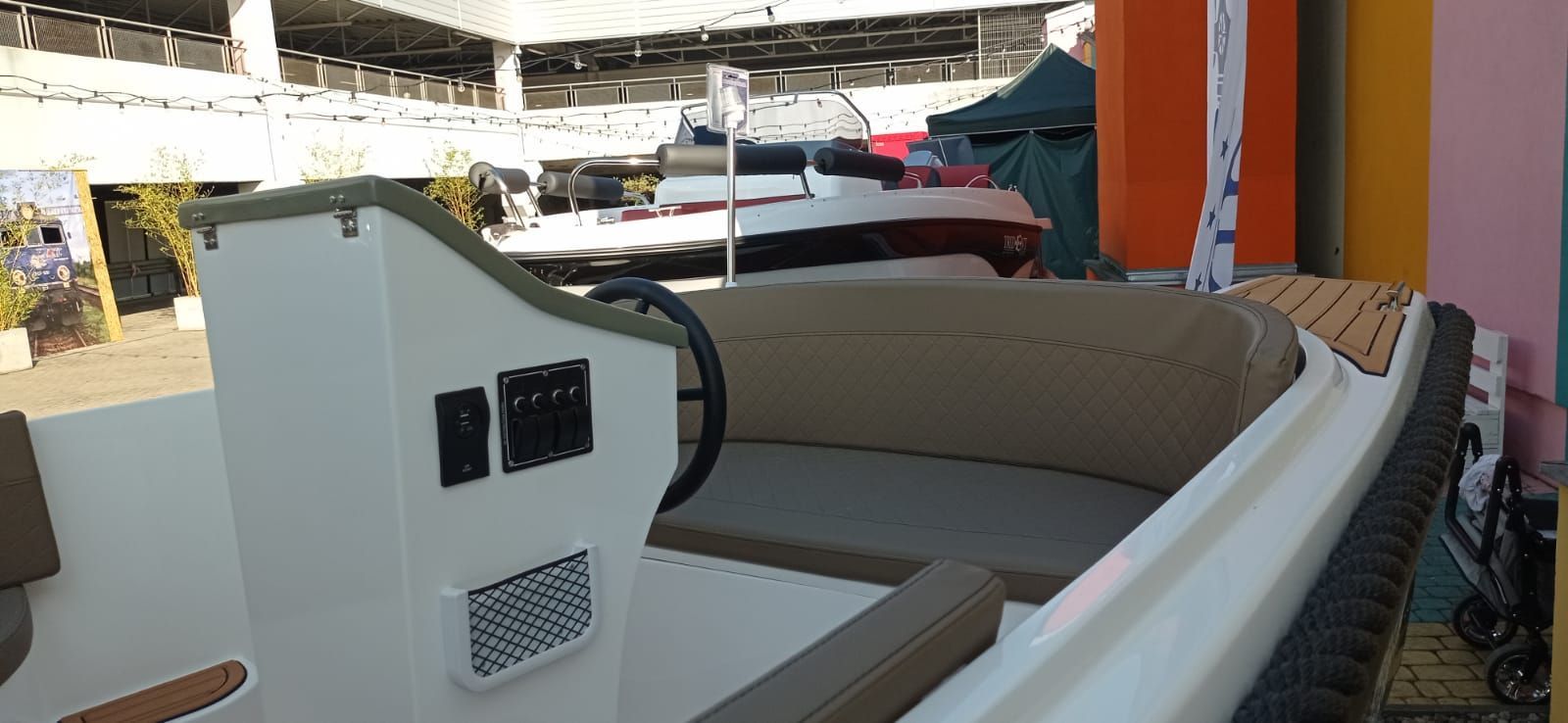 Een boot met een stuurwiel ligt op een parkeerplaats.