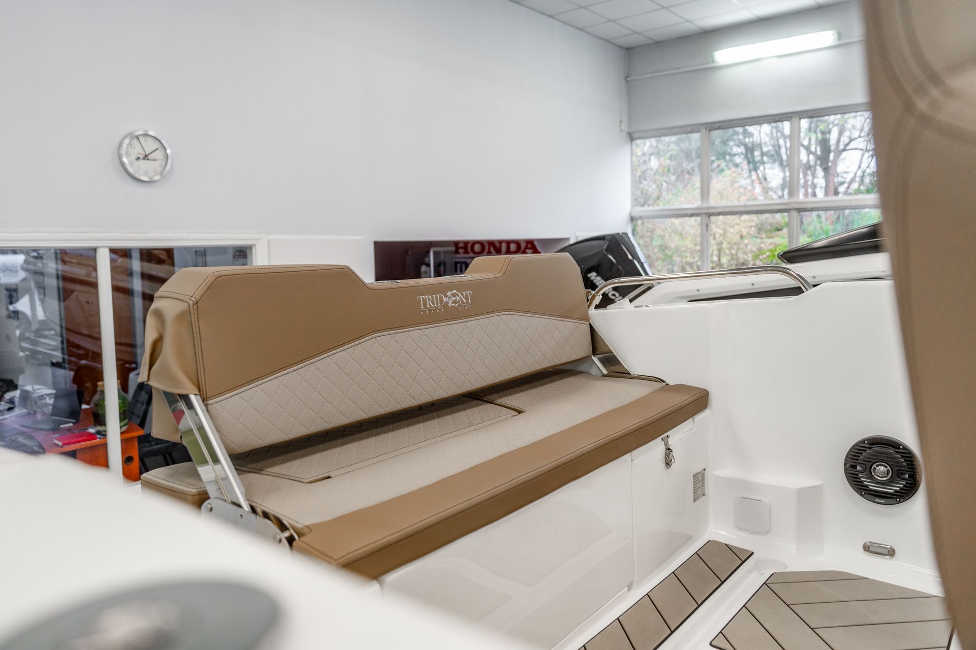 Een boot met een bank en een klok aan de muur.