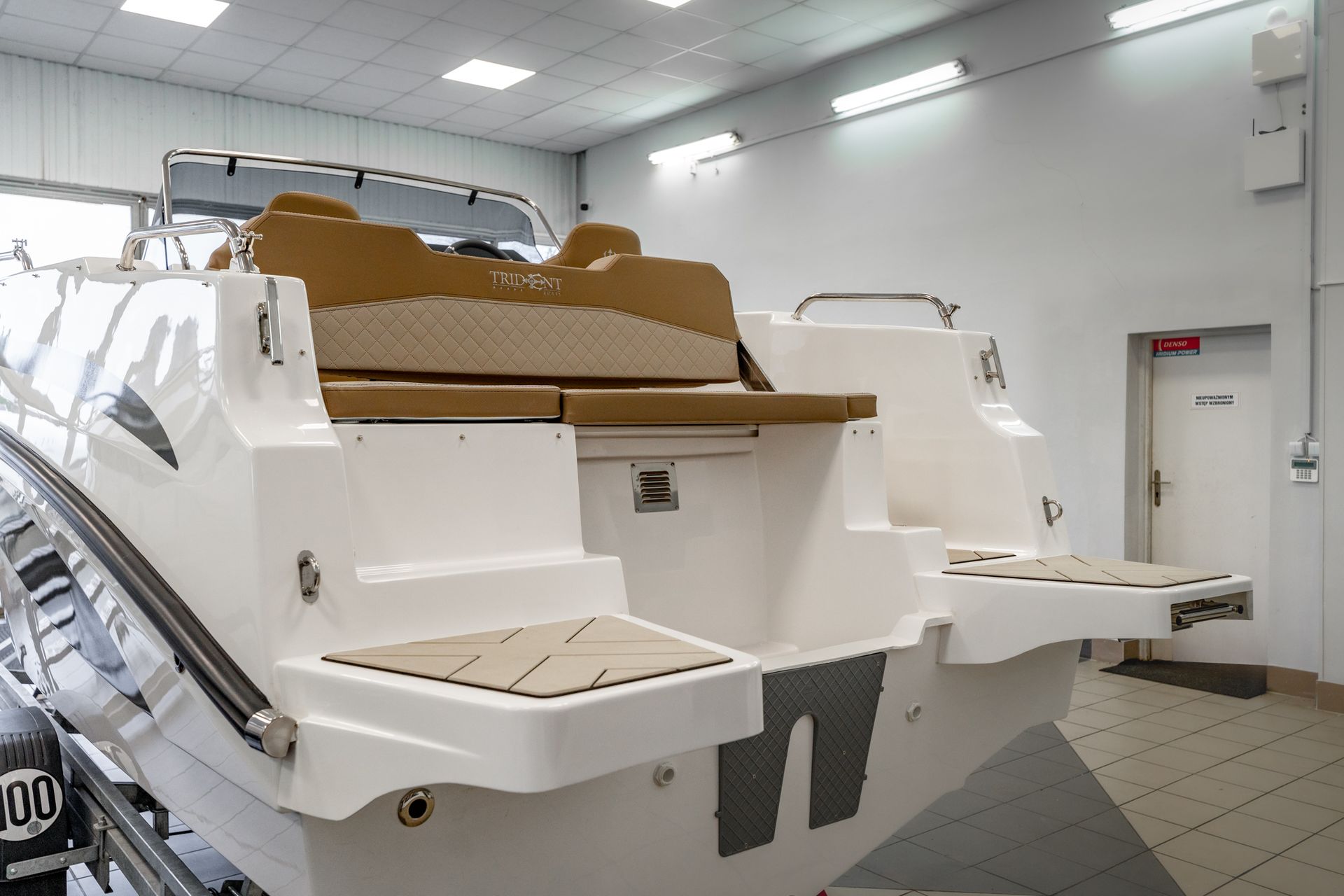 Een witte boot staat in een kamer in een showroom.