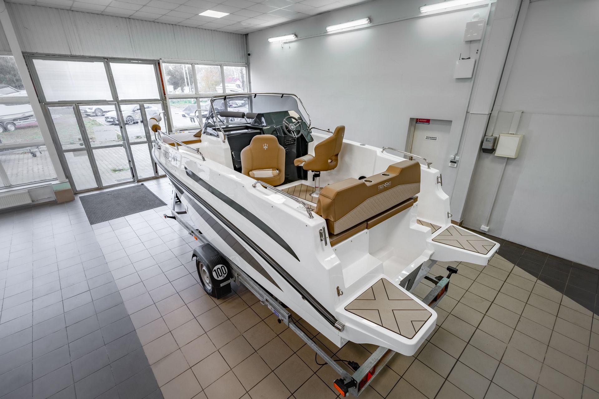 Een boot staat op een trailer in een kamer.