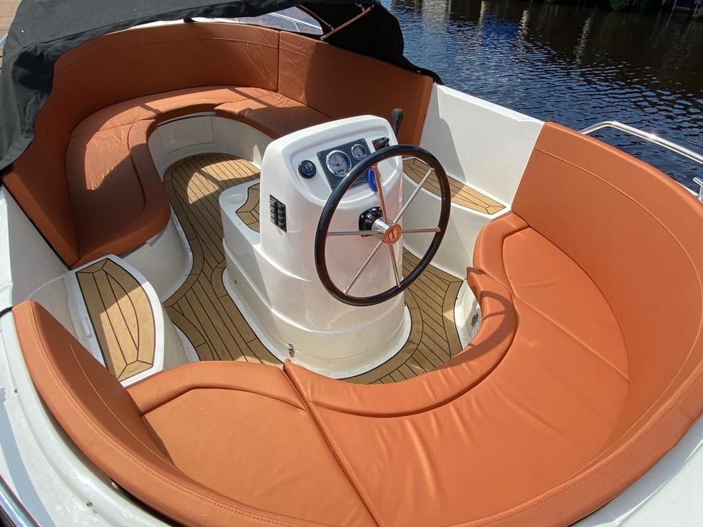 Een boot met een stuurwiel in het midden