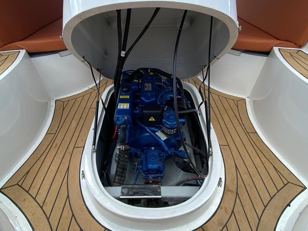 De motor van een boot met het deksel open