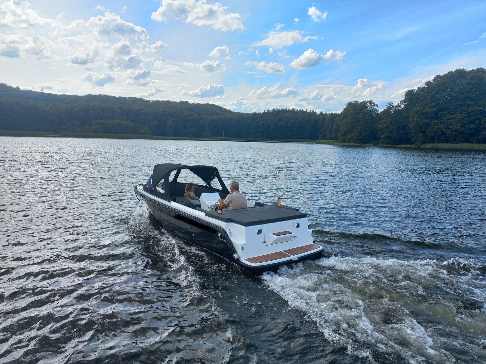 Een boot drijft op een groot wateroppervlak.